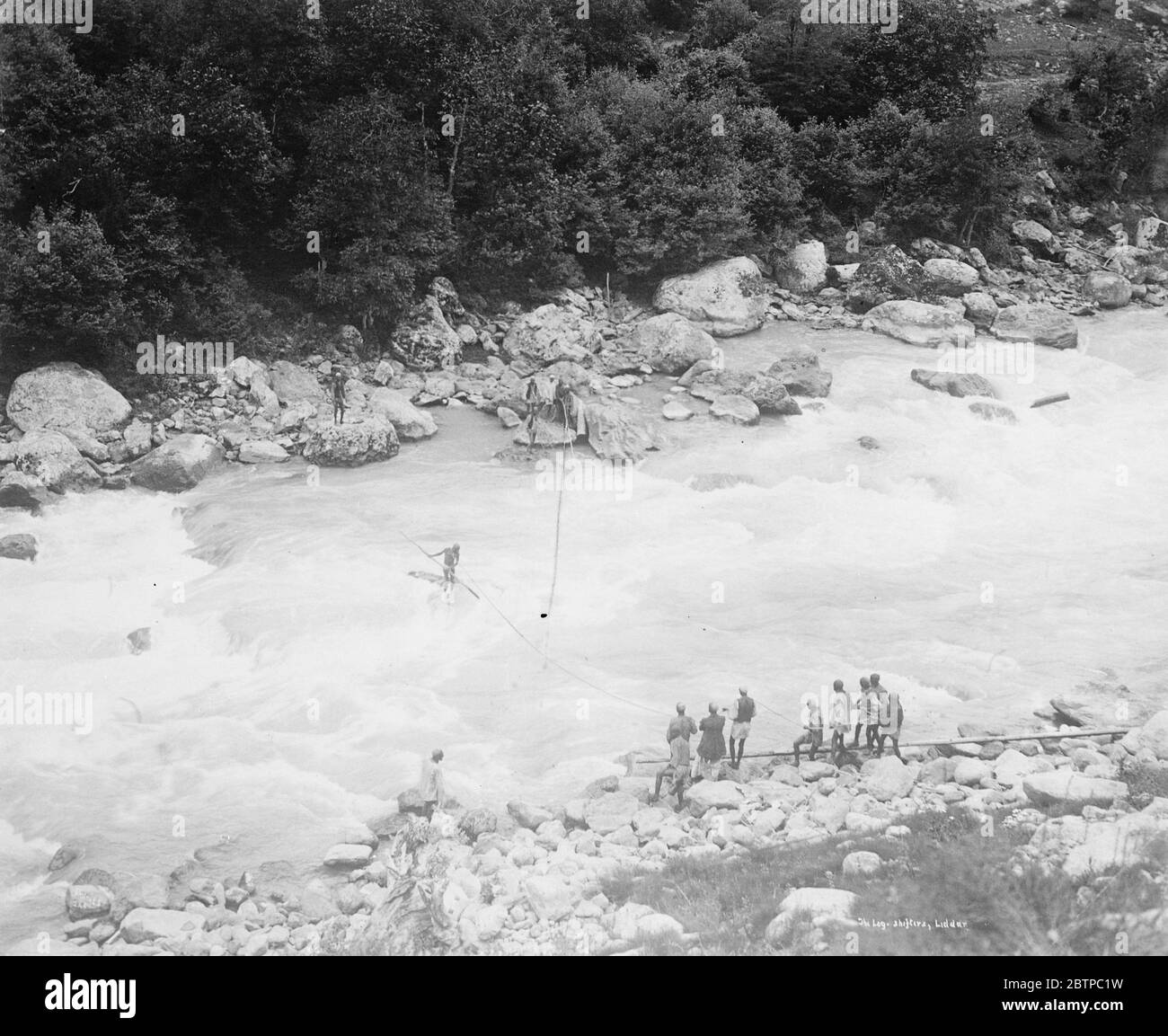 Gefährliche Kreuzung . Ein Interessantes Bild aus Kaschmir, das einen Holzschieber zeigt, der die Liddar-Stromschnellen überquert. 11 Juli 1931 Stockfoto