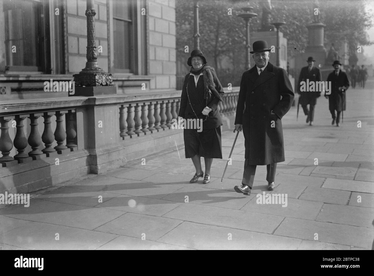 Deutscher Botschafter in London . Baron und Baroness von Neurath fotografierten vor der Deutschen Botschaft. November 1930 Stockfoto