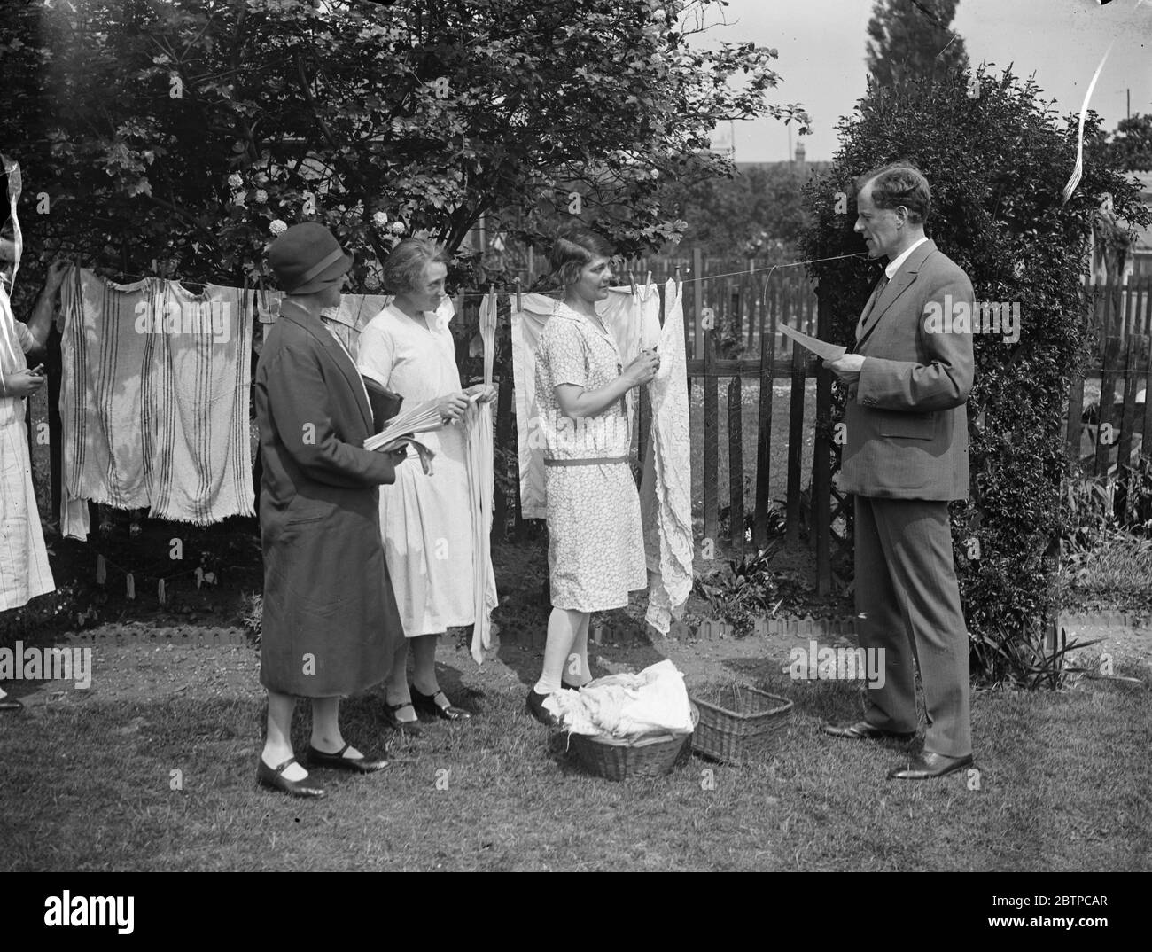 Canvasing am Waschtag . Herr Comyns Carr , KC , der liberale Kandidat sucht die Abstimmung über den Waschtag . 27 Mai 1929 Stockfoto