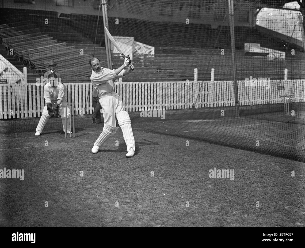 Cricket im Oval . Percy Fender mit Kapitän Barnato halten Wicket schlagen. 24. April 1928 Stockfoto