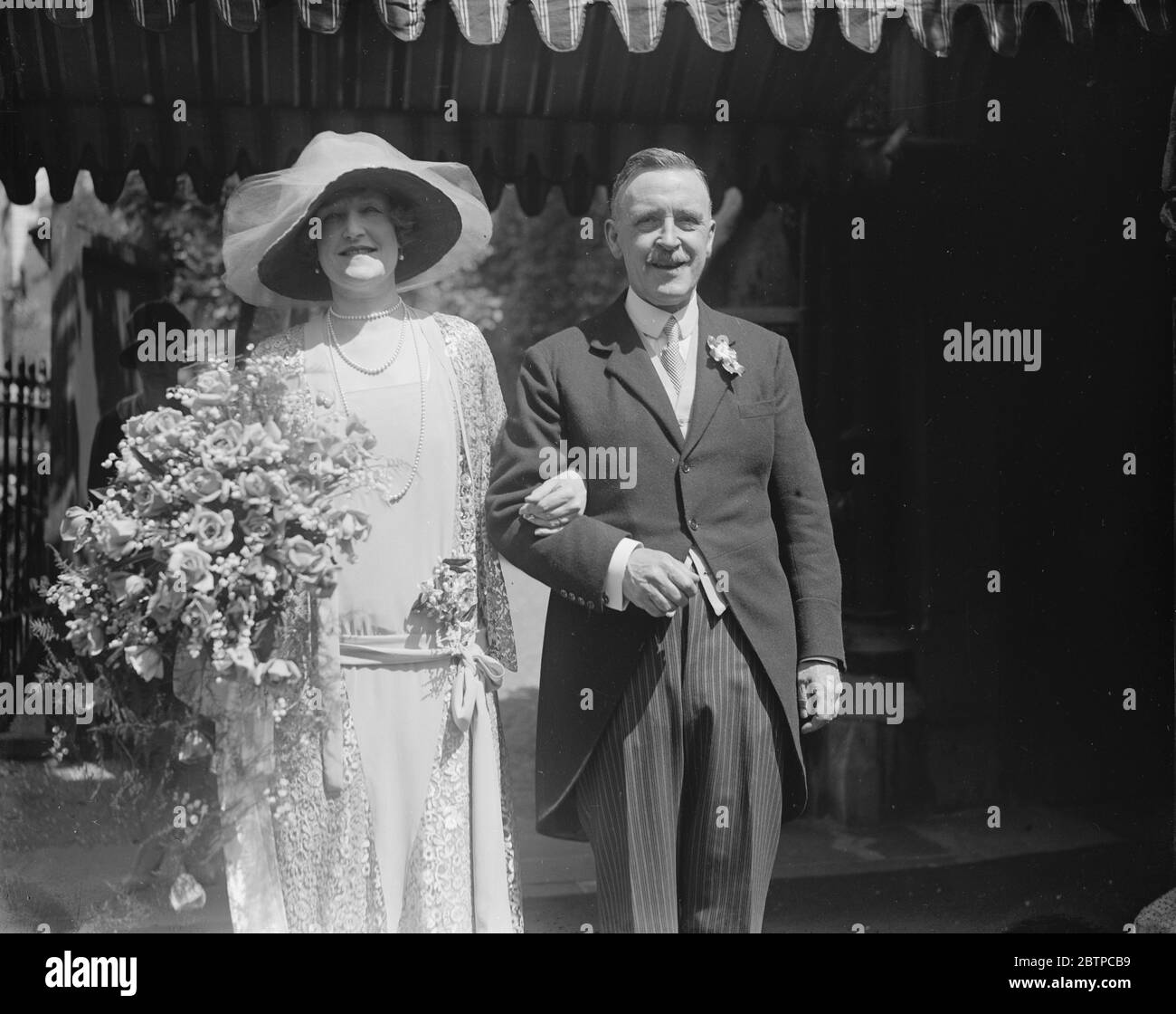 Viscount Hood vermählt. Viscount Hood war verheiratet mit seiner Cousine Miss M Hood in St Saviour 's, Walton Street. Braut und Bräutigam . Juni 1928 Stockfoto