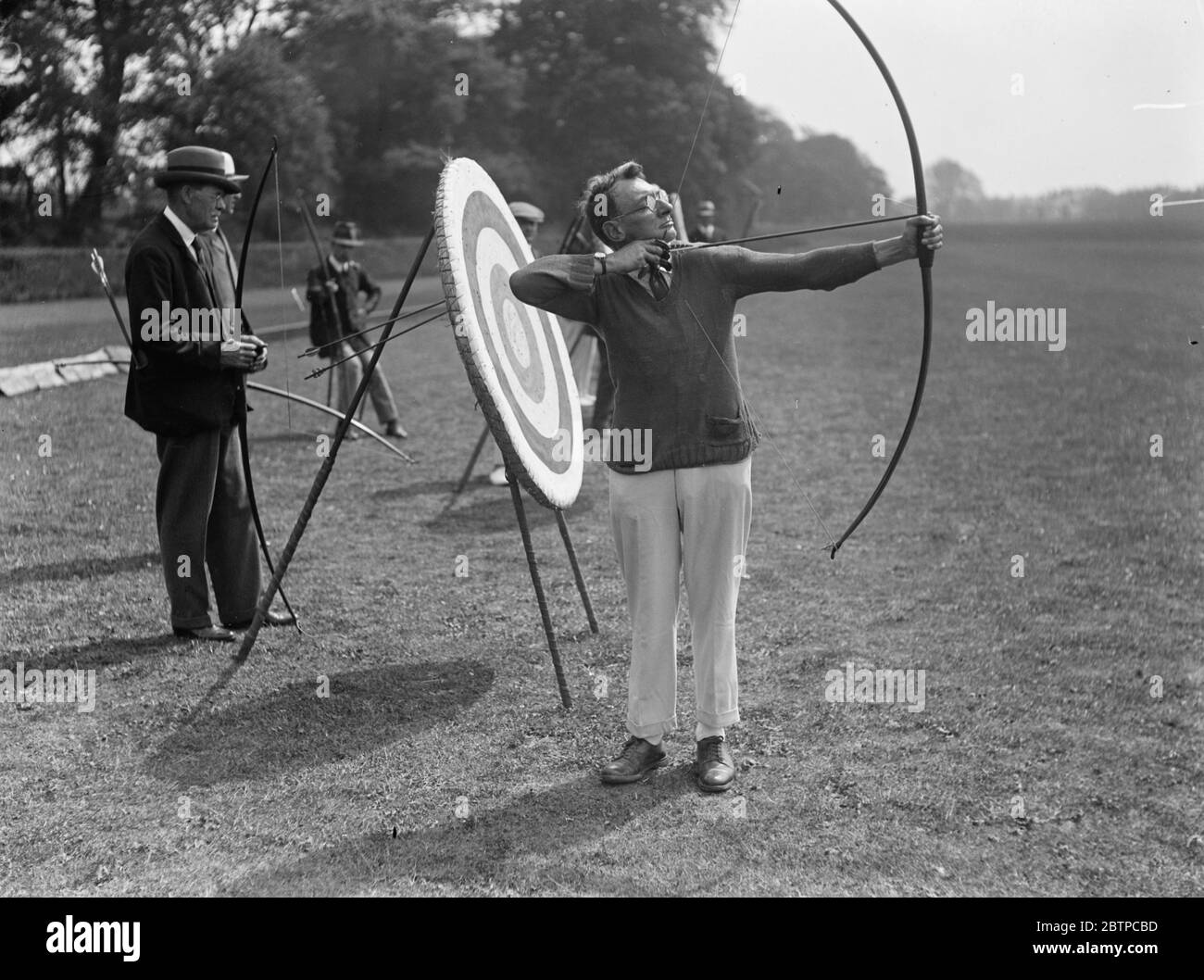 Bogenschießen in Ranelagh . H A Cox, Meister Bogenschütze von England. 23 Mai 1929 Stockfoto
