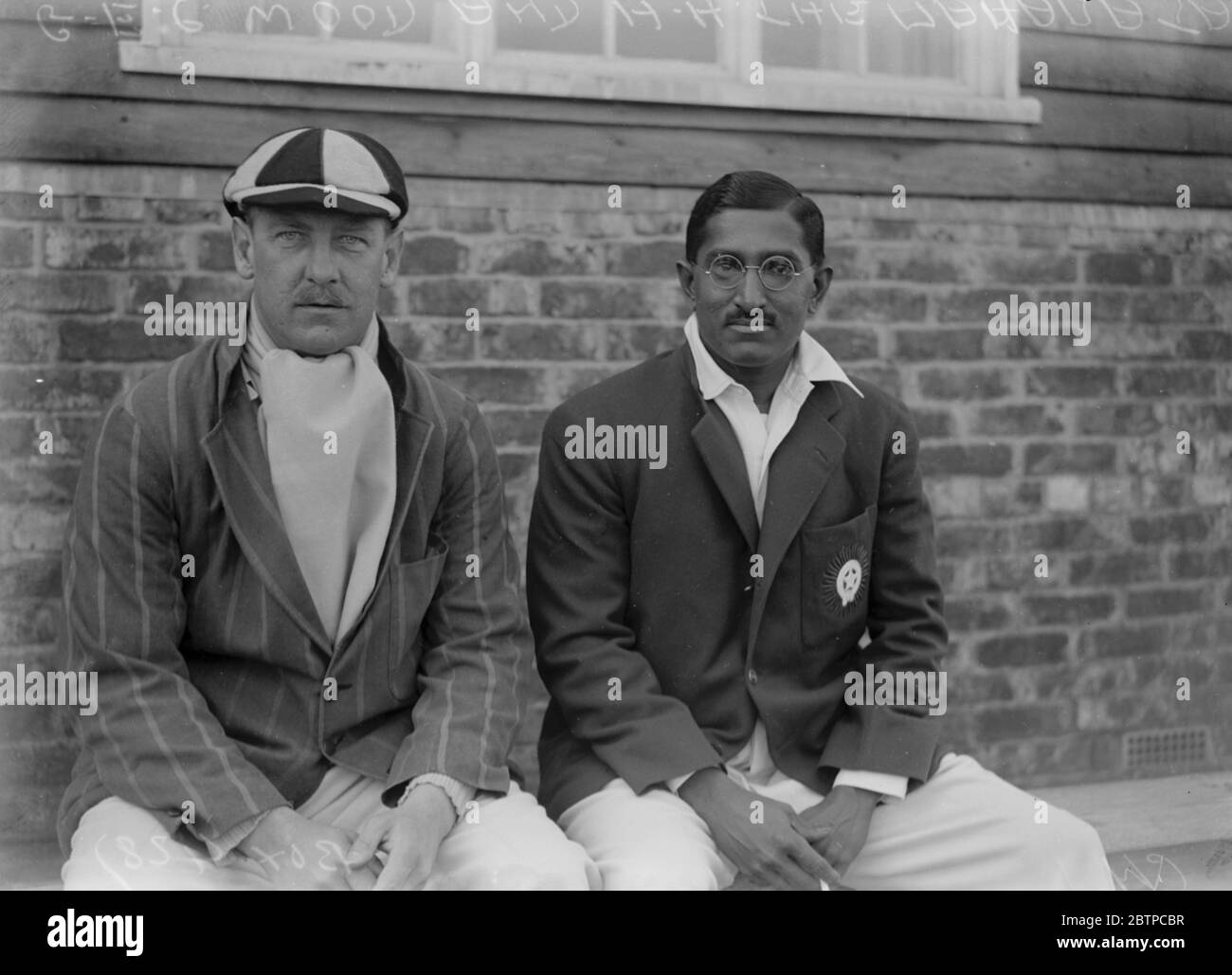 Englische und indische Kricketspieler . G E C Holz und H H der Maharadscha von Porbandar der indische Kapitän . 1932 Stockfoto