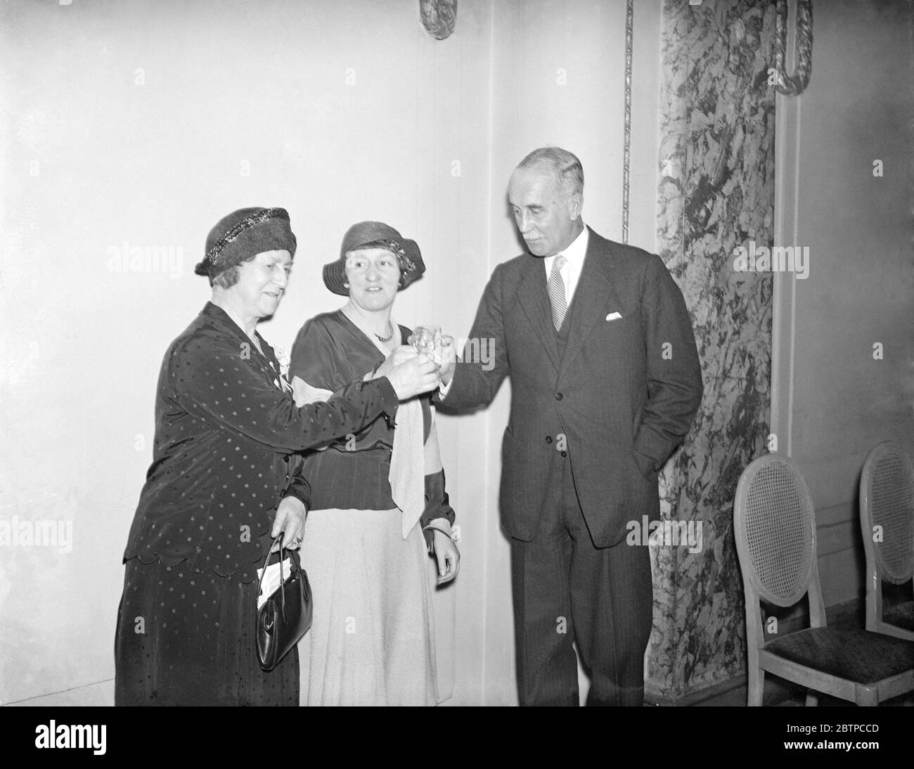 Französische Kriegsheldin geehrt. Ein Mittagessen wurde vom anglo-französischen Luncheon Club im Hotel Victoria zu Ehren von Frau Antoinette Tiece, die seit mehreren Jahren in England lebt und erhielt eine Auszeichnung für die Unterstützung, die verschiedenen britischen Soldaten während der deutschen Besetzung von Lille gegeben gegeben. Colonel Worsley Gough und Mme Le Blond toasten die Heldin Mme A Tierce ( in der Mitte gesehen ) 6 April 1932 Stockfoto