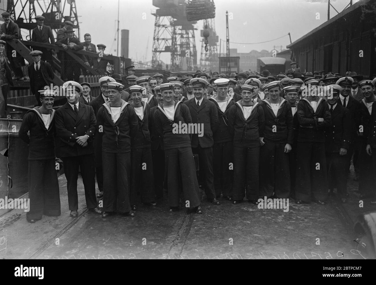 U-Boot-Überlebende zurück. Die Überlebenden des U-Bootes Poseidon . Eine Gruppe der Überlebenden bei der Ankunft am King George V Dock . Bis 21. August 1931 Stockfoto