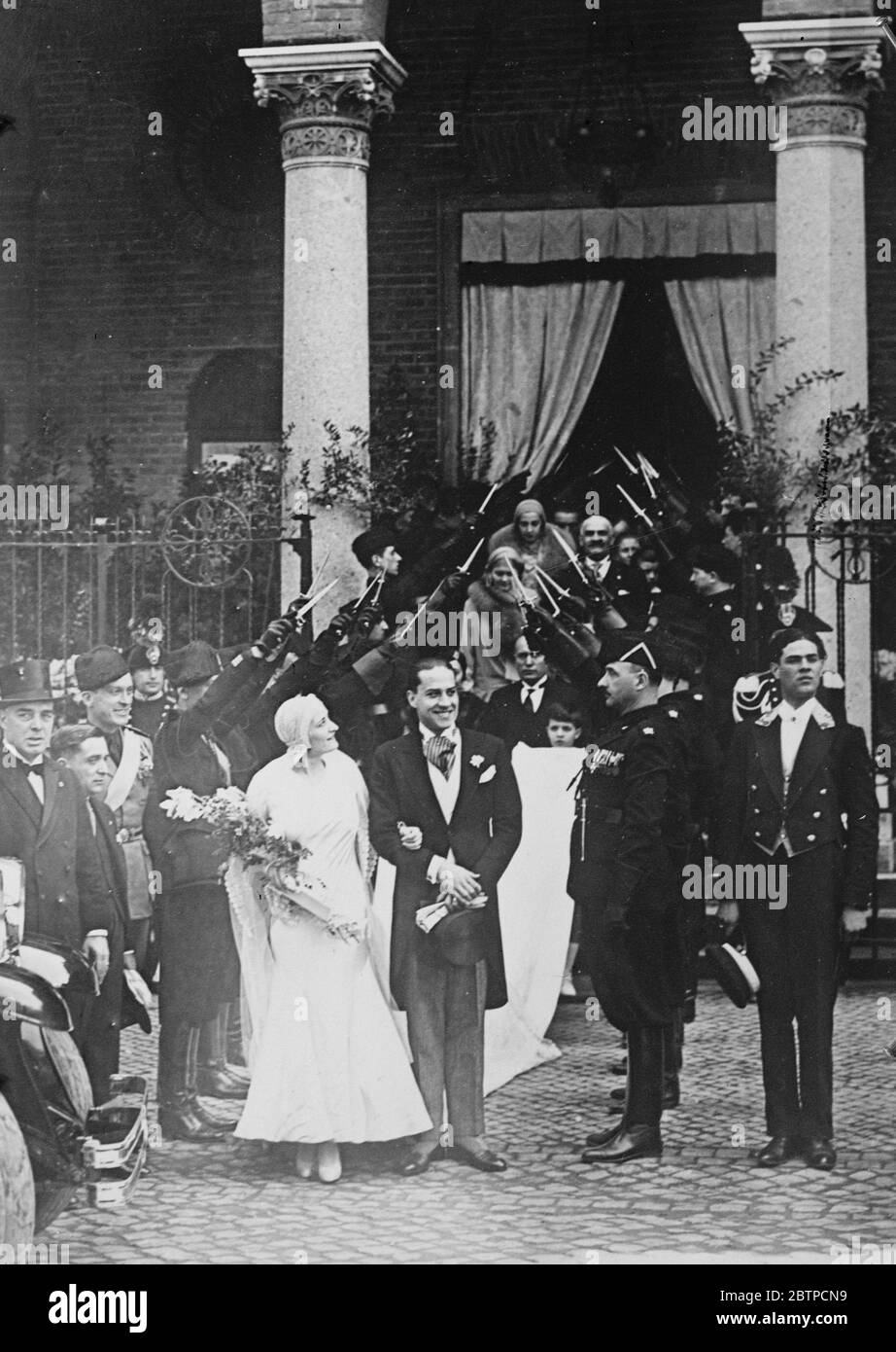 Die Mussolini Hochzeit . Ein exklusives Bild zeigt die Braut und Bräutigam, von Fascisti begrüßt, Verlassen der Kirche von S. Giuseppe, Rom, nach ihrer Ehe. 28. April 1930 Stockfoto
