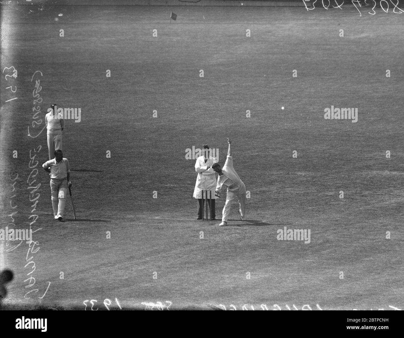 Surrey V Sussex , County Championship 1933 , im Kennington Oval , in einem 3-Tage-County-Meisterschaft Spiel . James Langridge (Sussex) Bowling. Juni 1933 Stockfoto
