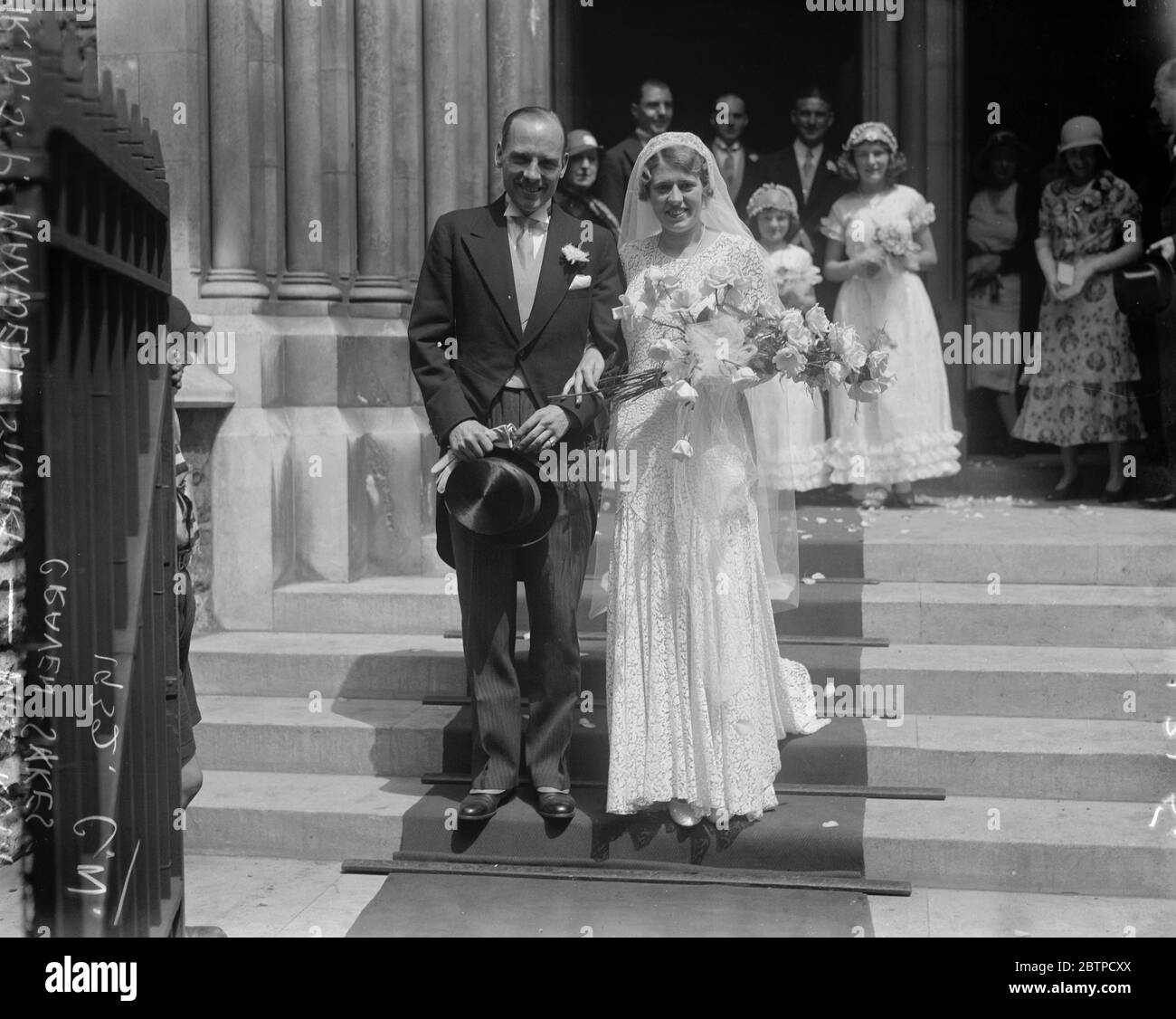 Eine Gesellschaft Hochzeit . Die Ehe zwischen Herrn W. J. P. Maxwell Stuart und Miss Ruth Craven Sykes fand in St. James 's, Spanish Place. Die Braut und der Bräutigam. Juli 1932 Stockfoto