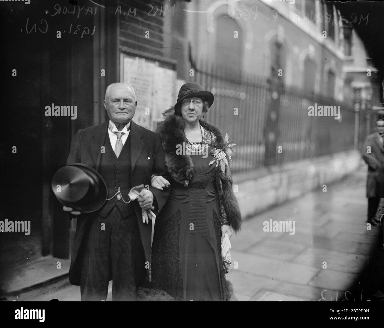 Zeitungsvorsitzender verheiratet. Die Ehe zwischen Herrn Gervase F Peek, dem Vorsitzenden der "Guernsey Press", und Frau M. A. Taylor in St. James, Piccadilly. Die Braut und der Bräutigam nach der Zeremonie. Dezember 1931 Stockfoto