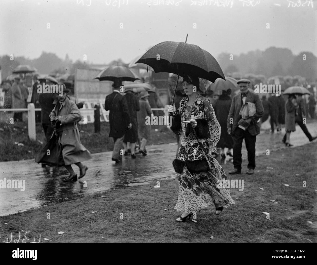Nasszelle . Ein Besucher, der auf den Regen vorbereitet ging. 18 Juni 1930 Stockfoto