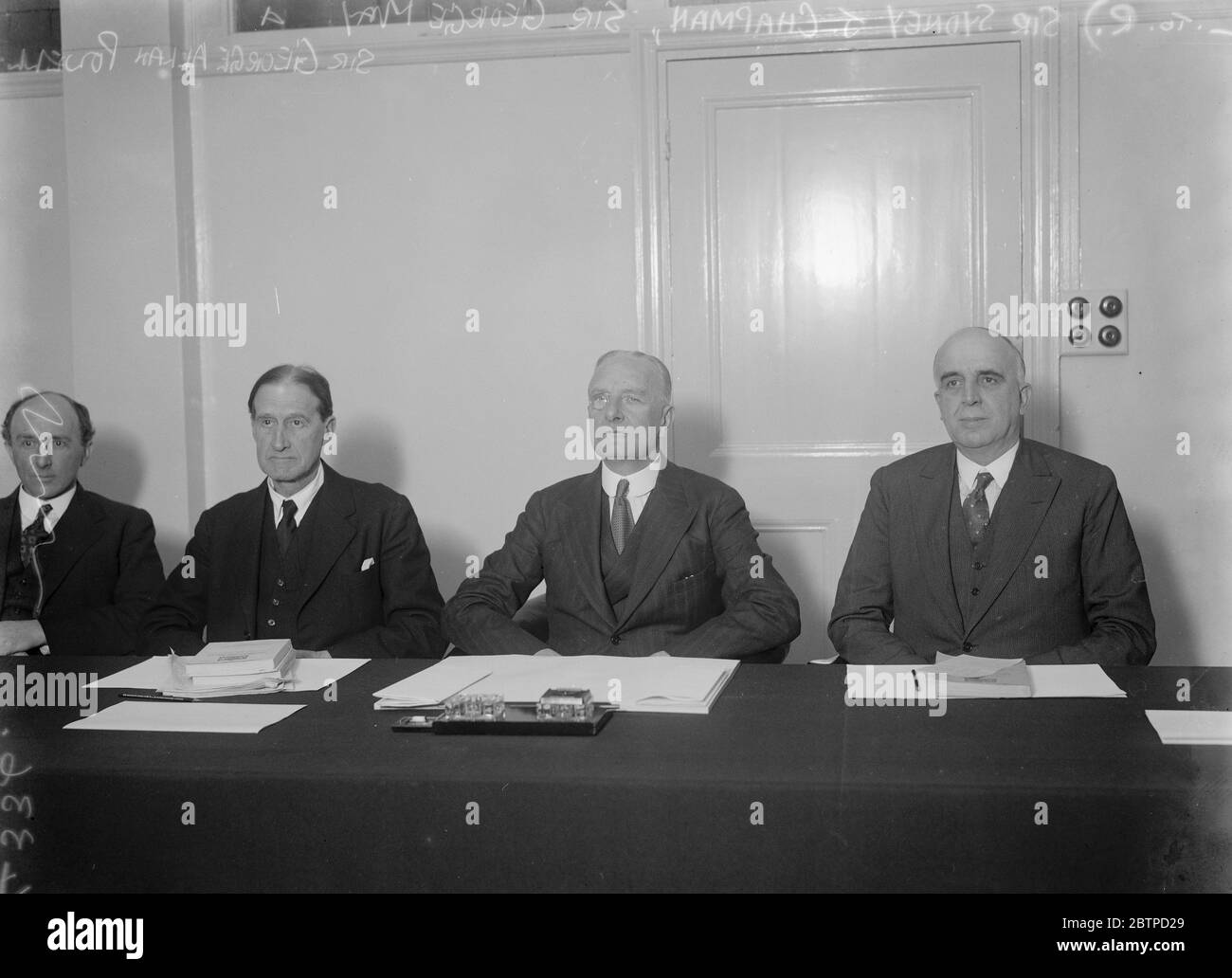 Die großen drei . Beratender Ausschuss Für Einfuhrzölle . Erste Sitzung . Von links nach rechts: Sir Sydney J Chapman, KCB, CBE; Sir George May, KBE (Vorsitzender) und Sir George Allan Powell CBE. März 1932 Stockfoto