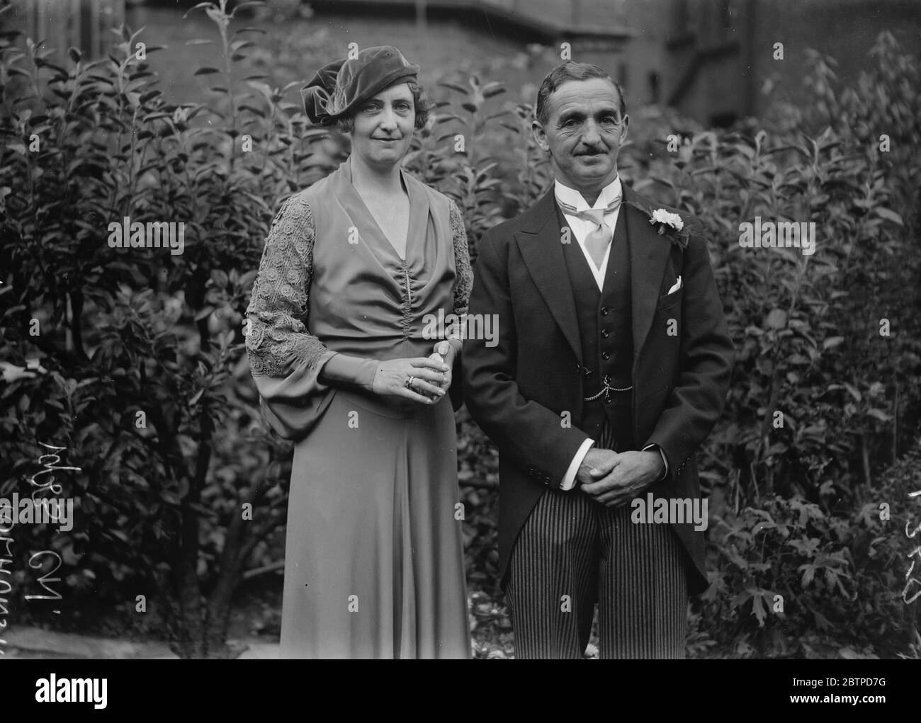 Walisischer Rugby International verheiratet. Dr. Teddy Morgan, der Welsh Rugby International Wing Three Quarter, war verheiratet in St Paul 's, Hampstead zu Frau Margaret Tolhurst, von Neuseeland. Die Braut und Bräutigam beim Empfang, nach der Zeremonie. Bis 24. August 1933 Stockfoto