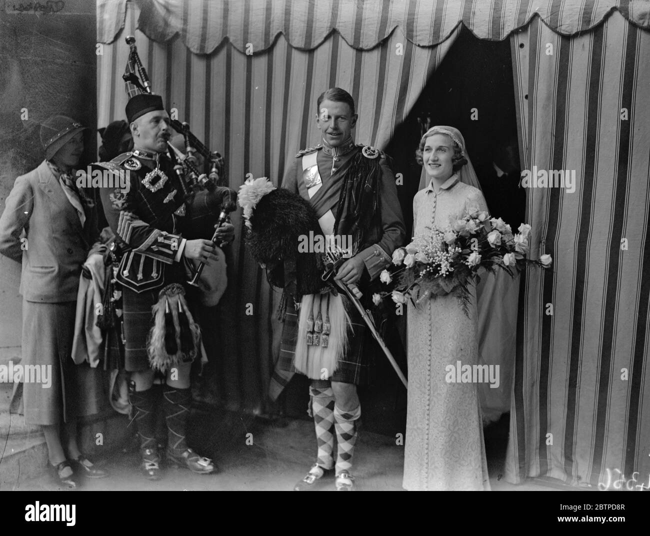 Highland Officer 's Hochzeit . Die Ehe von Kapitän C P Ronald Johnston und Miss Hermine Grey, in St. George 's, Hanover Square. Die Braut und der Bräutigam, die aus der Kirche pfeifenet werden. 15. November 1933 Stockfoto