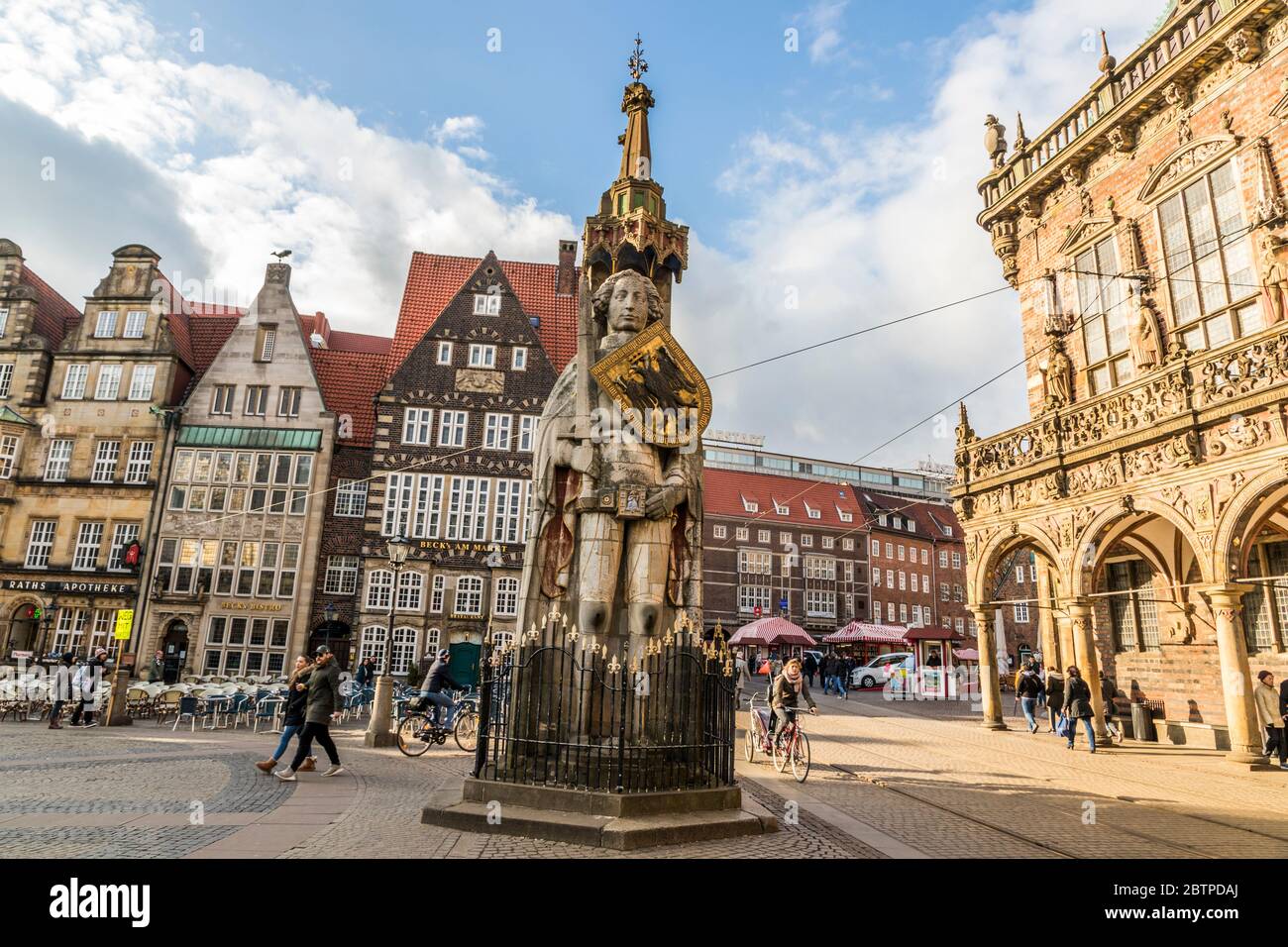 Bremen, Deutschland. Der Bremer Roland, eine Statue von Roland (ein Fränkisches militärischer Führer unter Karl dem Großen) errichtet in 1404. Marktplatz (Rathausplatz) Stockfoto