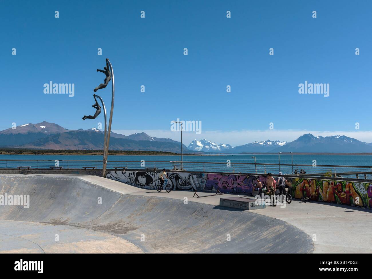 Skatepark und Denkmal für den Wind in der Stadt Puerto Natales, Patagonien, Chile Stockfoto