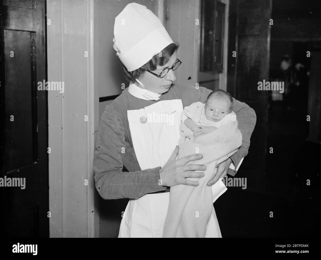 Baby gefunden. 1937 Stockfoto