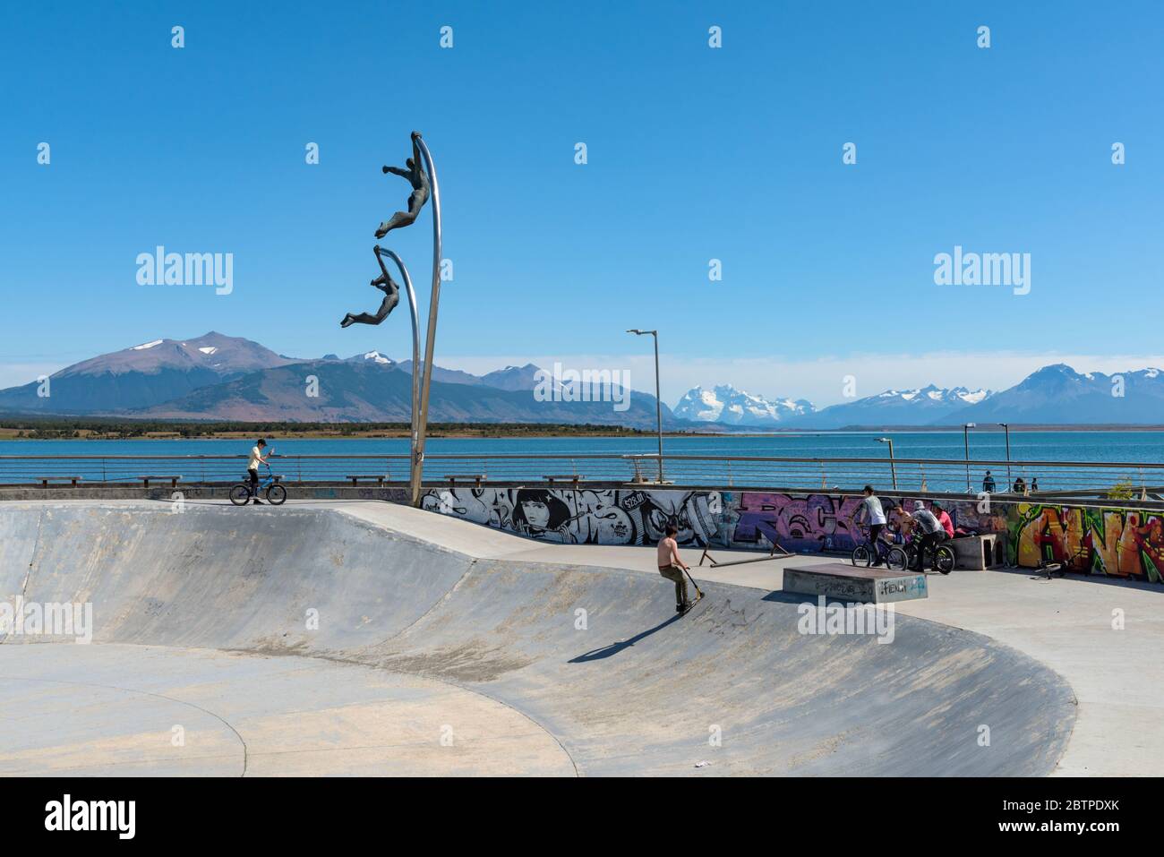 Skatepark und Denkmal für den Wind in der Stadt Puerto Natales, Patagonien, Chile Stockfoto