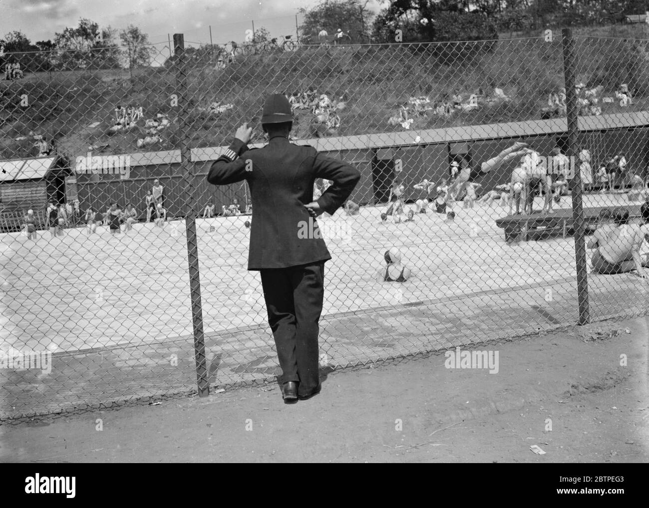 Polizist beobachtet Badenden . 1935 . Stockfoto