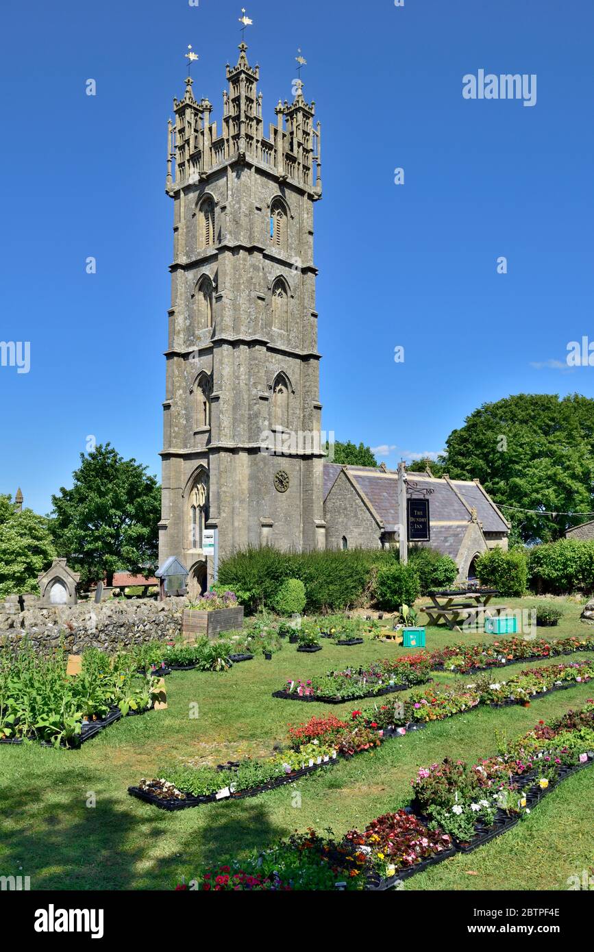 Dundry Church (Kirche des Heiligen Erzengels Michael) vom Garten des Dundry Inn, Somerset, England Stockfoto