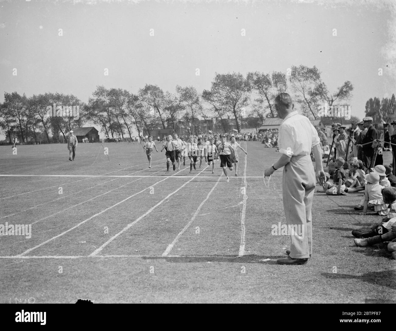 Sport in der Swanley Schule. Ende des Rennens . 1938 Stockfoto