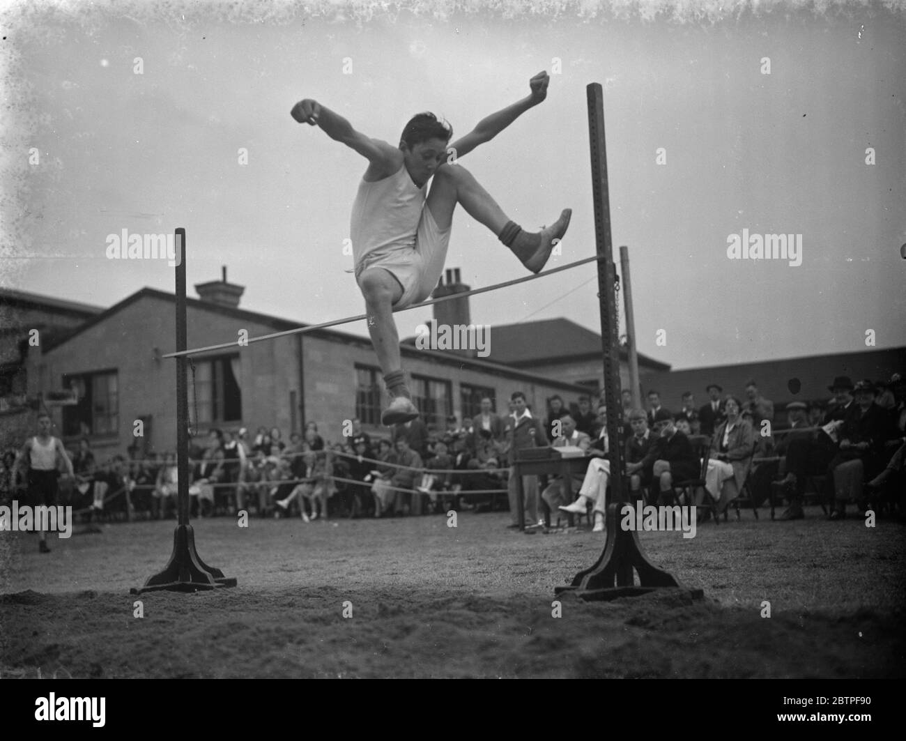 Sport in der Swanscombe Schule. Der Hochsprung . 1938 Stockfoto