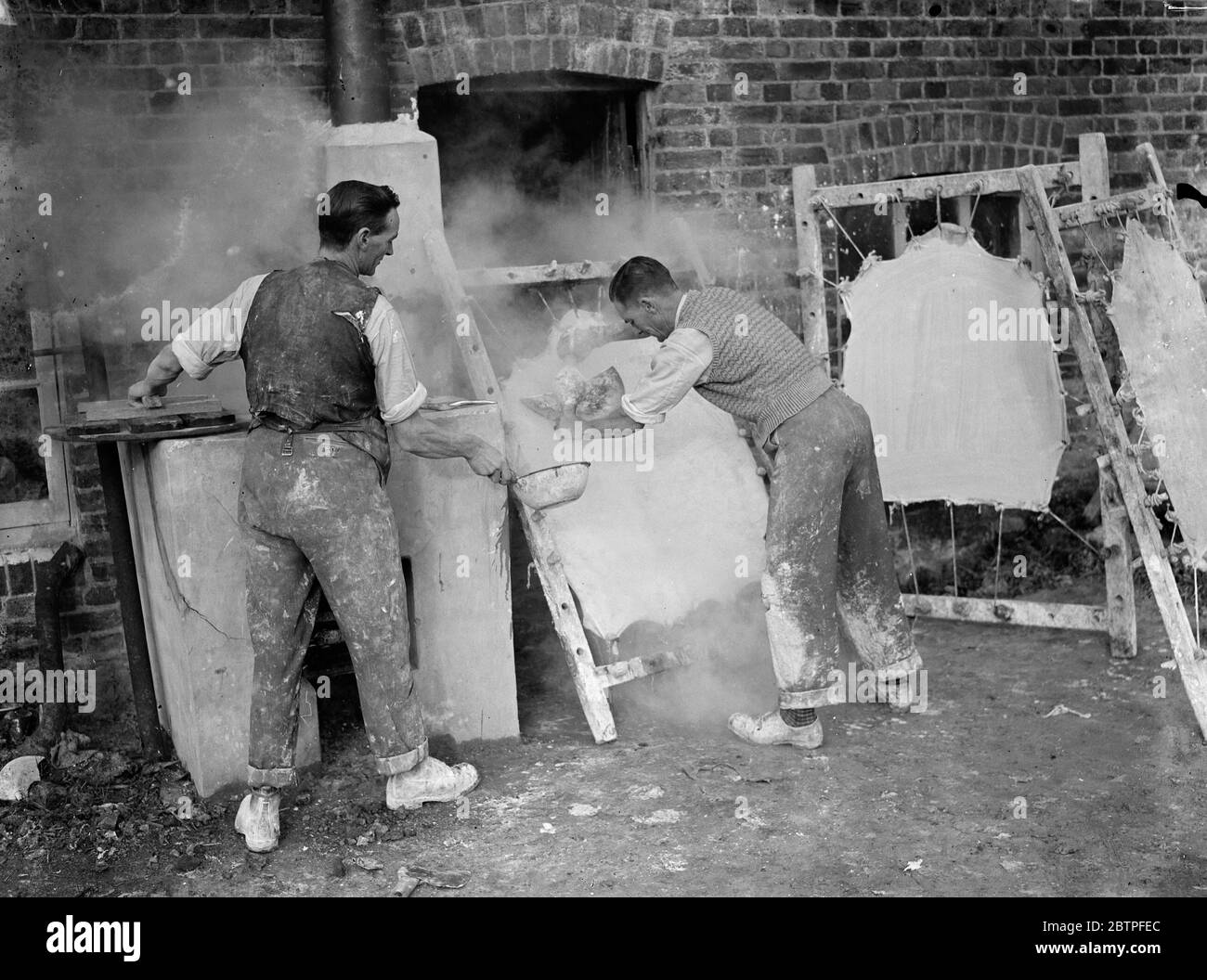 Perlum Works Serie . Arbeiter verbrühen die Häute auf den Rahmen . 1935 Stockfoto