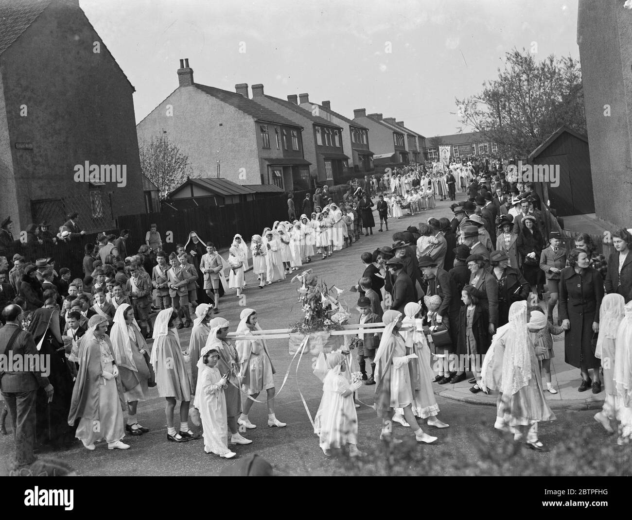 Mai Fest . Die Straßenprozession der Königin des 1. Mai nach der Krönungszeremonie in der St Stephens Catholic School in Welling, London. Mai 1939 Stockfoto