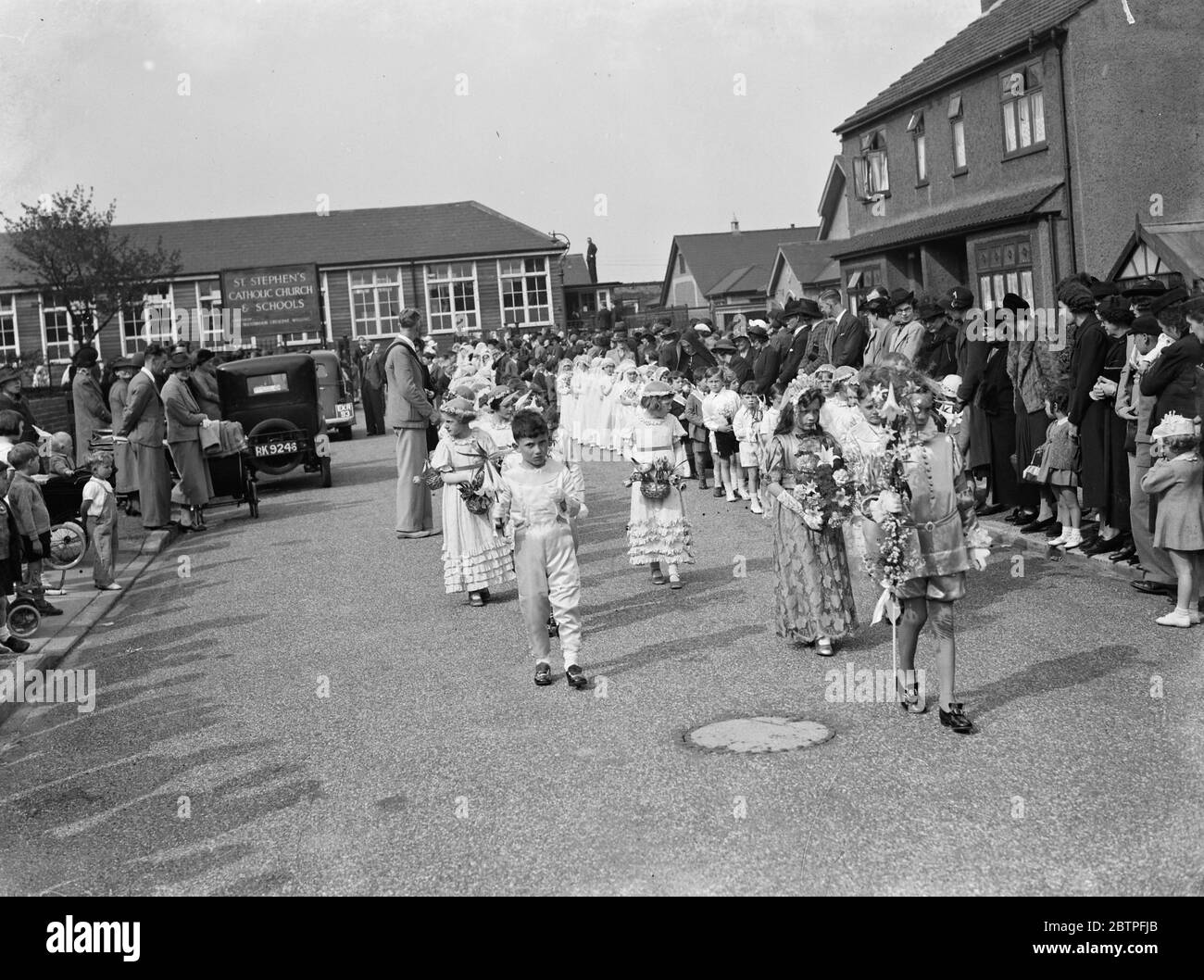 Mai Fest . Die Straßenprozession der Königin des 1. Mai nach der Krönungszeremonie in der St Stephens Catholic School in Welling, London. Mai 1939 Stockfoto