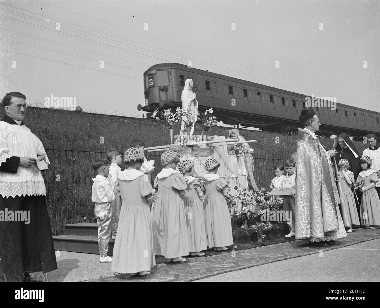 Mai Fest . Die Krönung der Königin des 1. Mai während des Freiluftdienstes an den St Stephens Catholic Schools in Welling, London. Mai 1939 Stockfoto