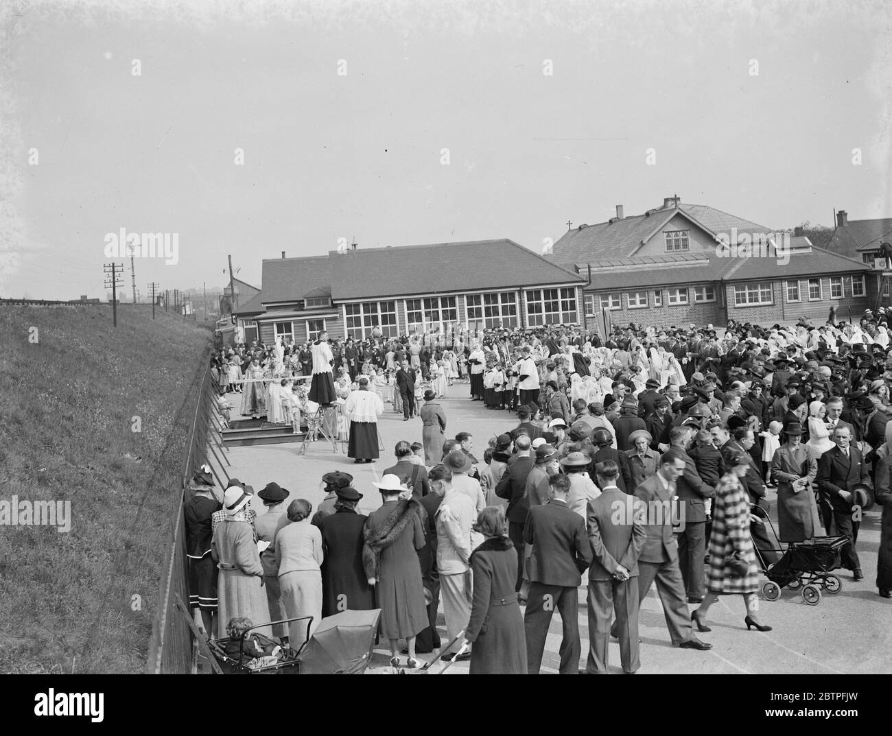 Mai Fest . Die Krönung der Königin des 1. Mai während des Freiluftdienstes an den St Stephens Catholic Schools in Welling, London. Mai 1939 Stockfoto