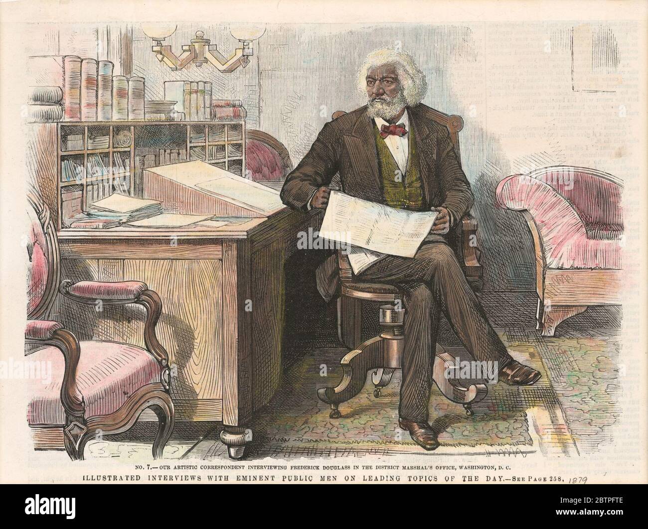 Druck von Frederick Douglass. Ein lithographischer Druck von Frederick Douglass. Der Druck ist handkoloriert. Douglass sitzt an einem Schreibtisch und liest eine Zeitung. Sein rechtes Bein ist über sein linkes gekreuzt und er schaut nach rechts. Unten unter dem Bild ist „Nein Stockfoto