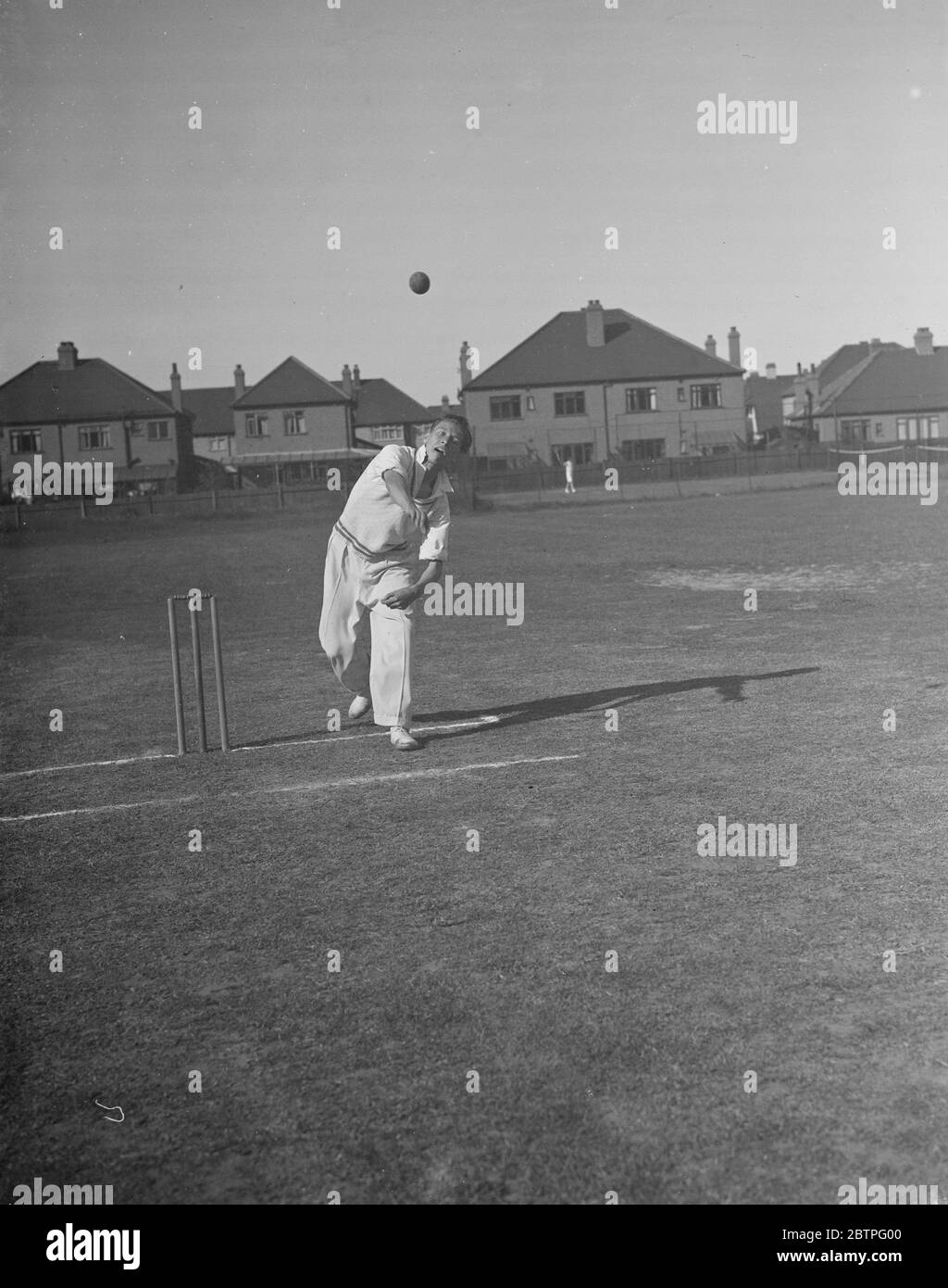 Ein Methodisten Cricket-Spiel. Herr Muphy Bowling . Am Punkt der Befreiung kommt sein Arm durch die Folge durch nach unten. Juni 1939 Stockfoto