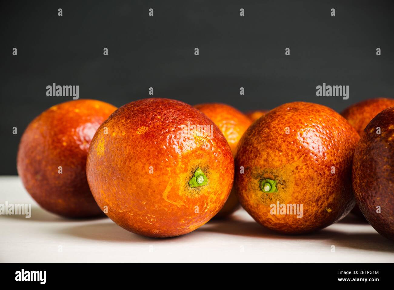 Rote sizilianische Orangen auf dem dunklen Holzhintergrund. Geringe Schärfentiefe. Stockfoto