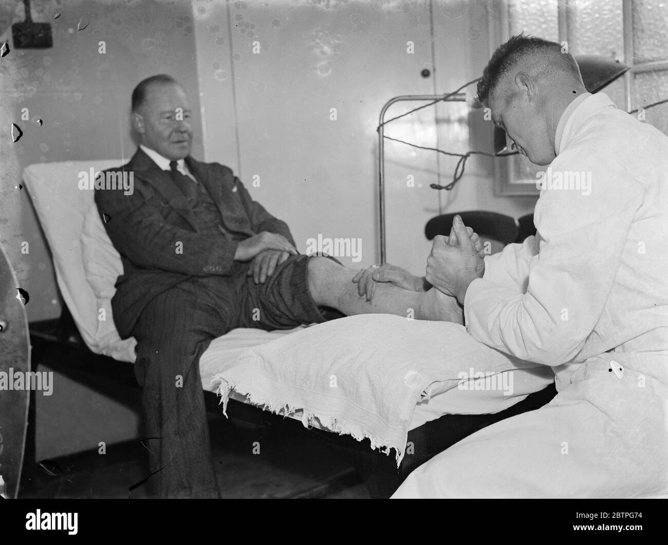 Gravesend Krankenhaus Serie . Ein Patient wird mit Licht behandelt. 1939 Stockfoto