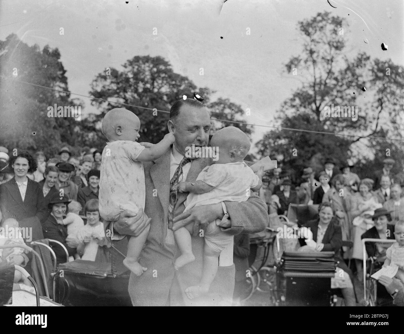Sidcup Jubilee Fete . Herr W. Brown hält Zwillinge bei der Babyshow hoch. 1939 . Stockfoto