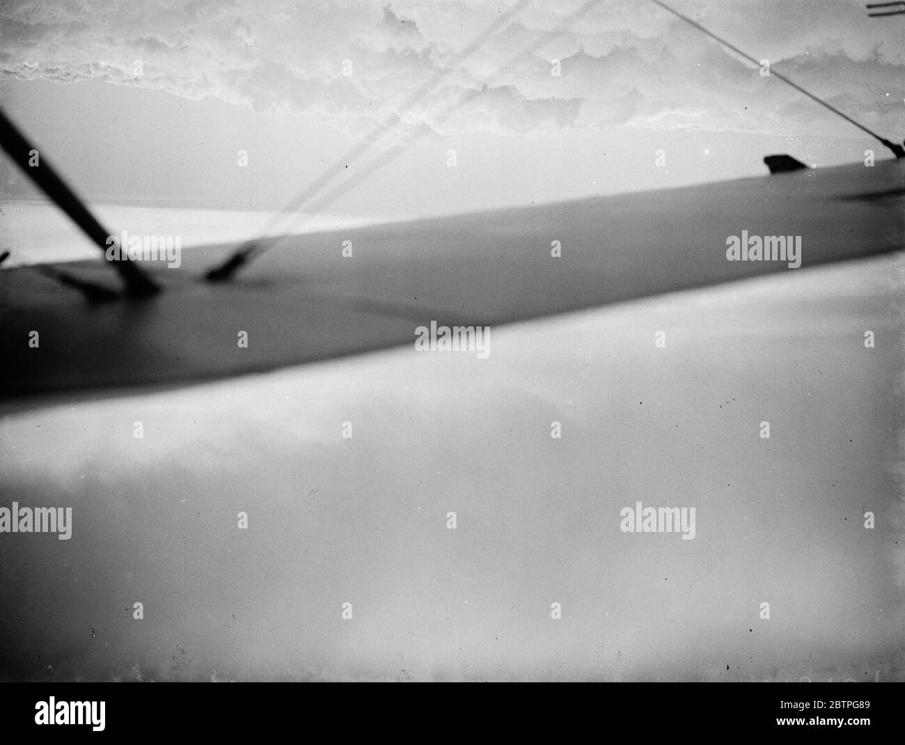 Flugzeugflügel und Wolken . 1938 Stockfoto