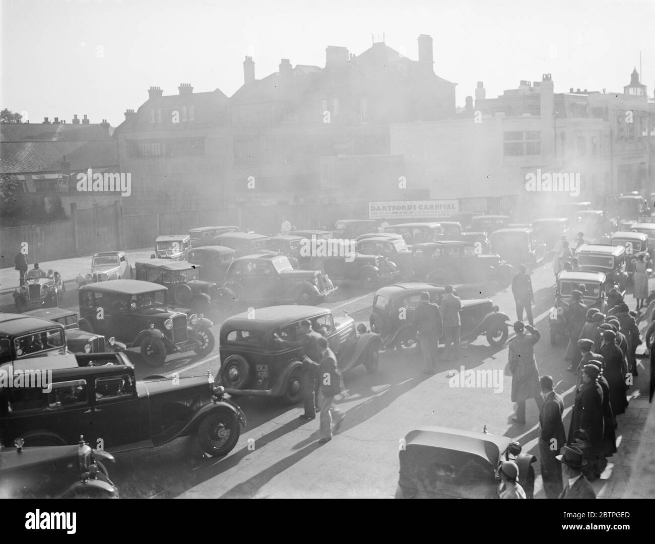 Der Dartford Karneval . Carnival Besucher "Autos in der Nähe der Prozession 1936 geparkt. Stockfoto