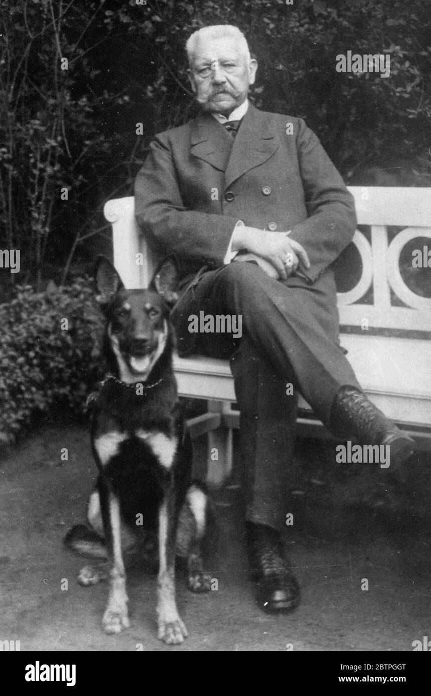 Hindenburg und sein Hund. April 1932 Stockfoto
