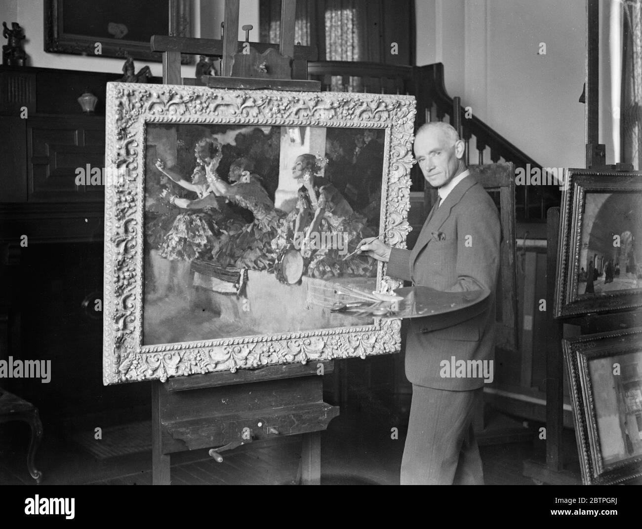 Für die Royal Academy . Herr W. Russell Flint R A, der seinen Bildausschnitt "Gitana Music", einen Undulusian Beauty Chorus, der in diesem Jahr an die Royal Academy geschickt wird, ausarbeitet. 23 März 1932 Stockfoto
