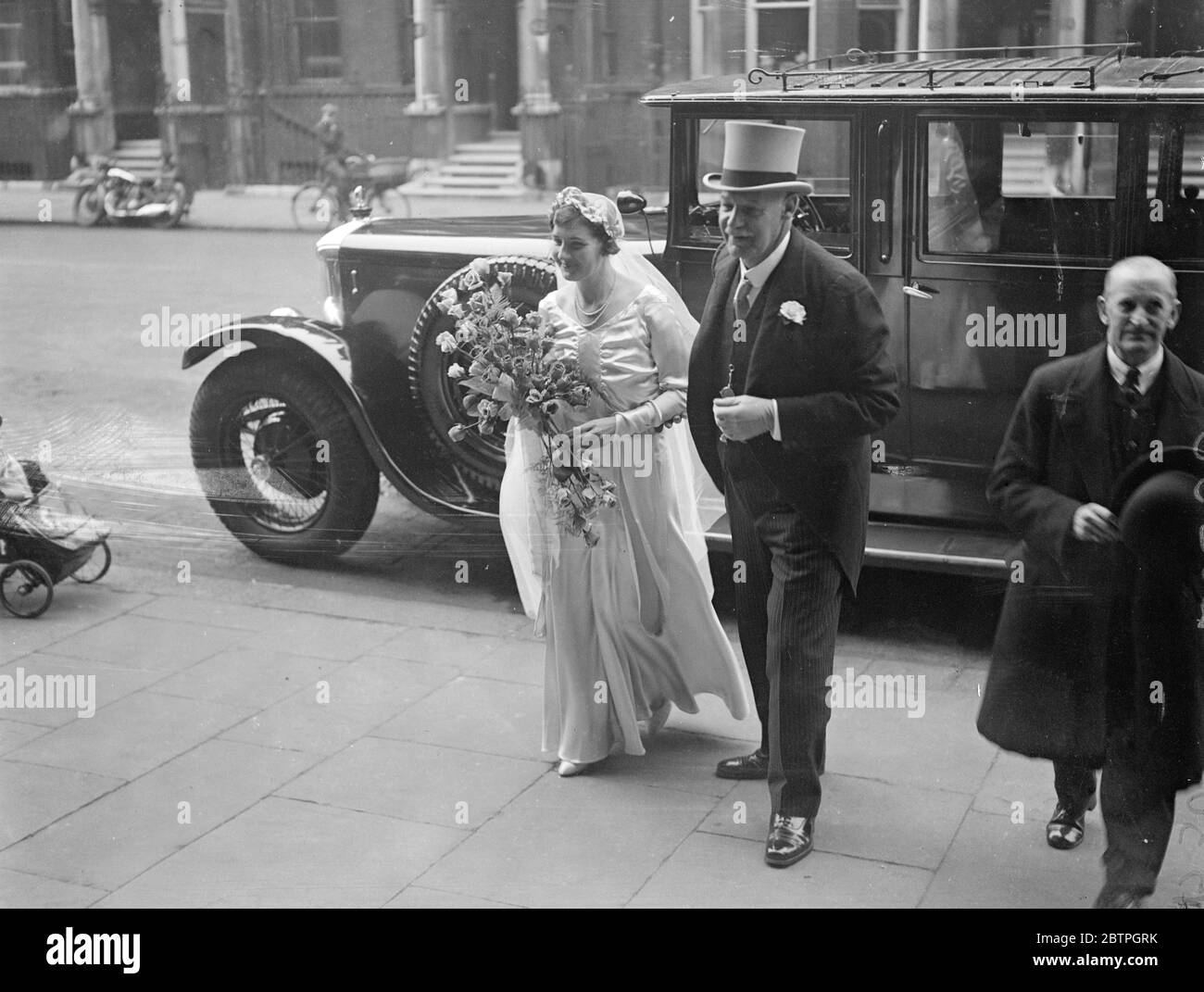 Schottische Hochzeit in London . Die Ehe von Kapitän Walter Scott, Royal Corps of Signals, und Miss Christine Griselda Gordon Brrown fand in St Columba ' s Kirche, pont Street. Die Braut und Bräutigam nach der Zeremonie . 20 Juni 1932 Stockfoto