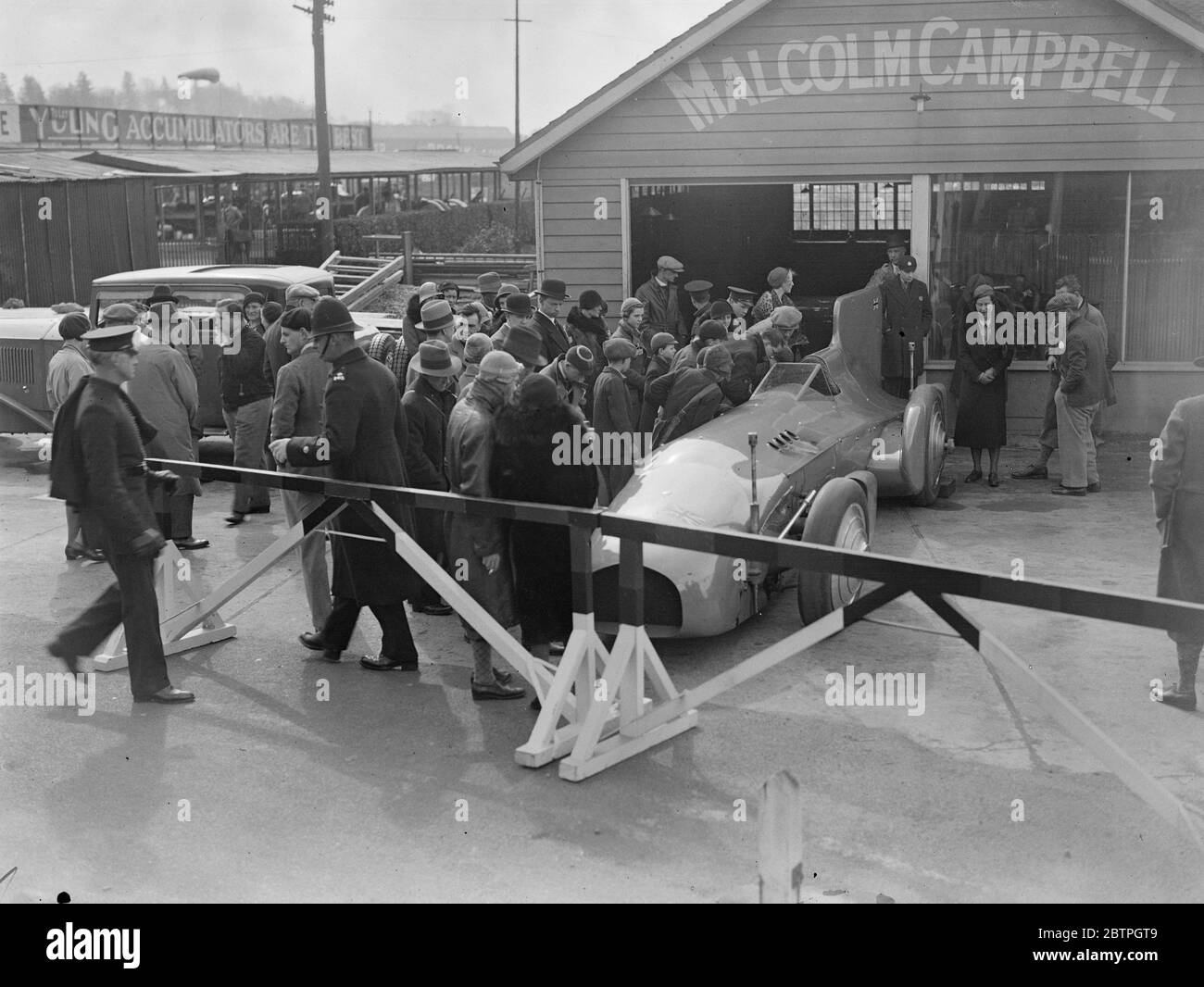 Bluebird aus Brooklands . Sir Malcolm Campbell 's berühmten Auto Bluebird seinen Auftritt auf der Brooklands-Strecke bei der Osterfeiertage Treffen , die einzige Gelegenheit, bei der es in England unter seiner eigenen Macht und mit Sir Malcolm am Steuer gesehen werden . Zuschauer rund um die Bluebird in Brooklands, wenn es seinen einzigen Auftritt machte, am Ostermontag. 28 März 1932 Stockfoto