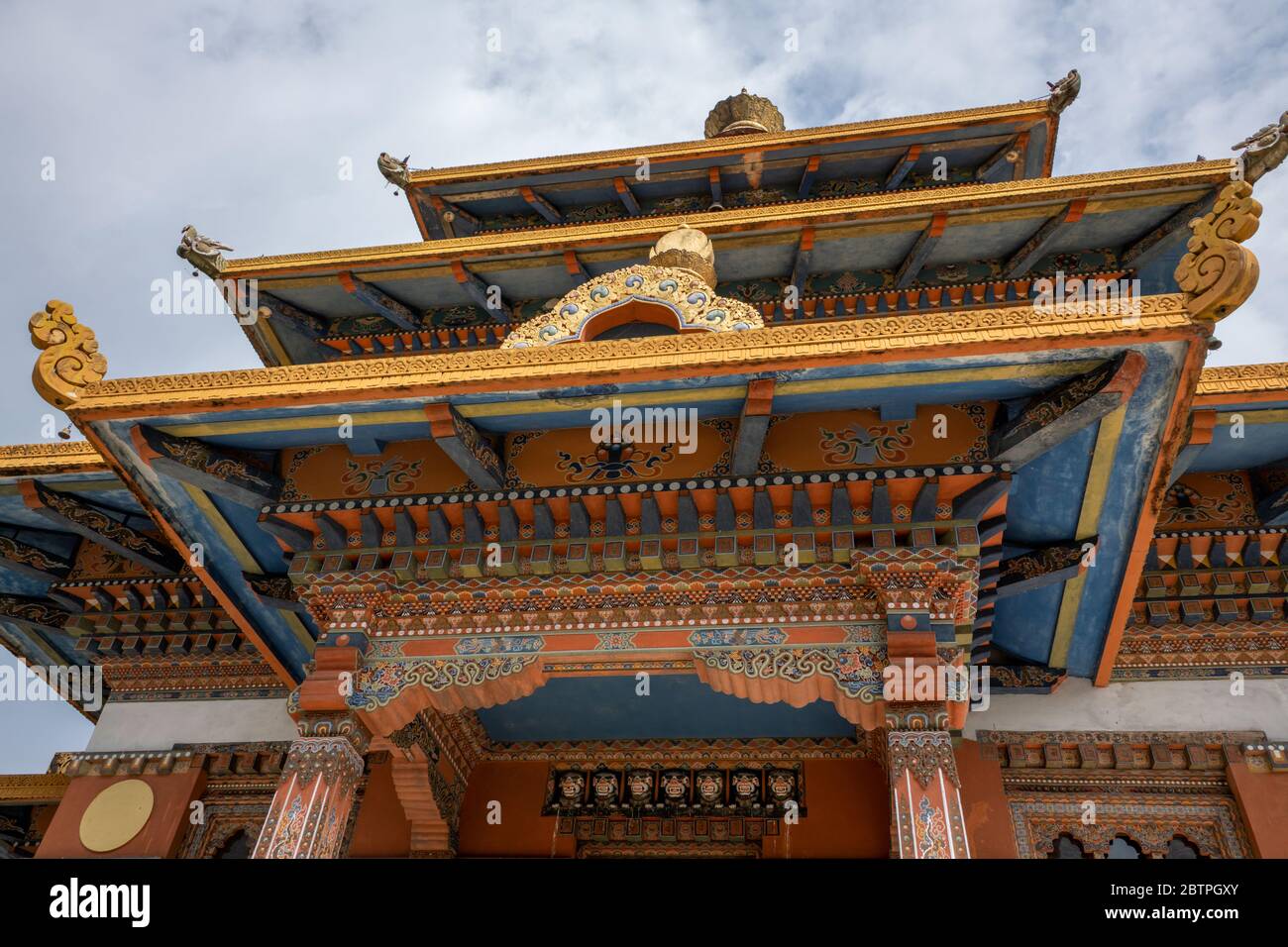 Bhutan, Punakha Bezirk, Yepaisa Dorf. Khamsum Yulley Namgyal Choten aka Nyizergang Choten und Punakha Zangdopelri. Detail von Hand geschnitzt und Schmerz Stockfoto