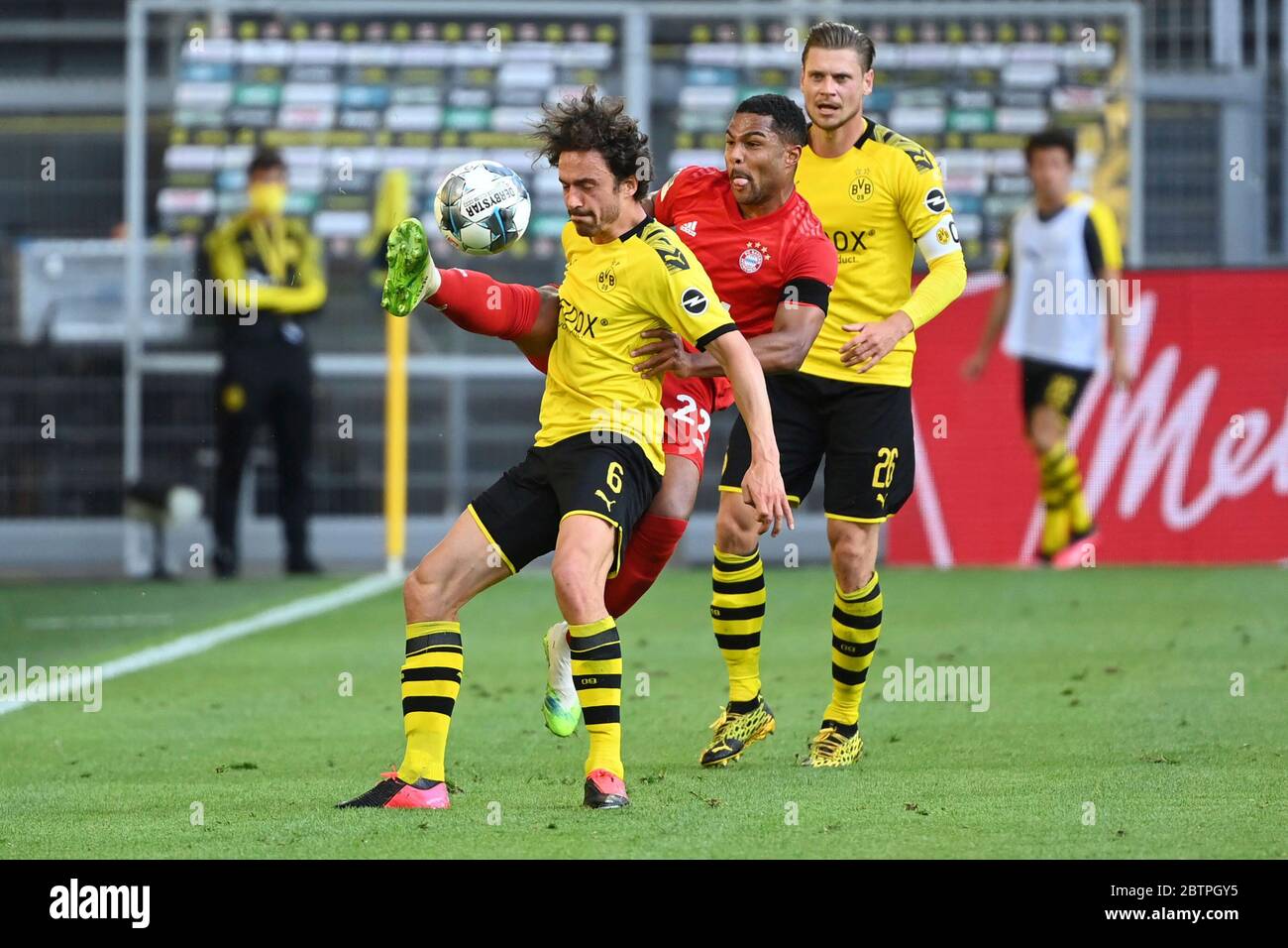 Der Münchner Serge Gnabry, Mitte, und Dortmunds Thomas Delaney, links, fordern den Ball beim Bundesligaspiel zwischen Borussia Dortmund und dem FC Bayern München in Dortmund. Stockfoto