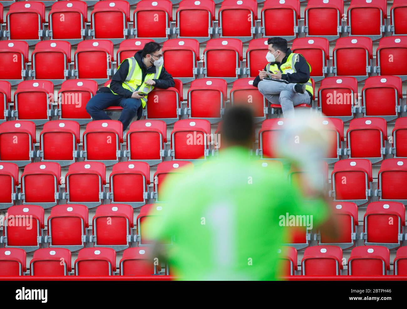 Steward auf den Tribünen beim Bundesliga-Spiel zwischen Union Berlin und Bayern München in Berlin. Stockfoto