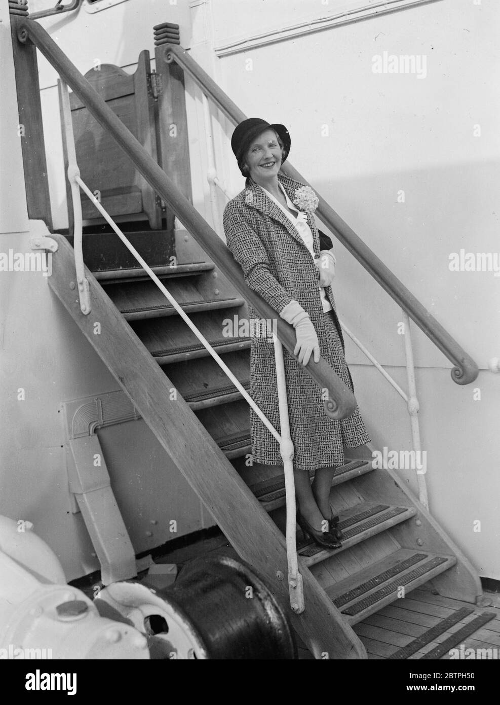 Juni kehrt nach England zurück. Juni, die bekannte Schauspielerin, die vor kurzem von Lord Inverclyde von Nevada geschieden wurde, eine Scheidung nicht in England anerkannt, hat nach England zurückgekehrt, um wieder auf der Bühne hier erscheinen. Juni winkt mit ihrem Gruß nach England bei der Ankunft in Southampton an Bord des Liners Mapress of Britain . 15 April 1932 . Stockfoto