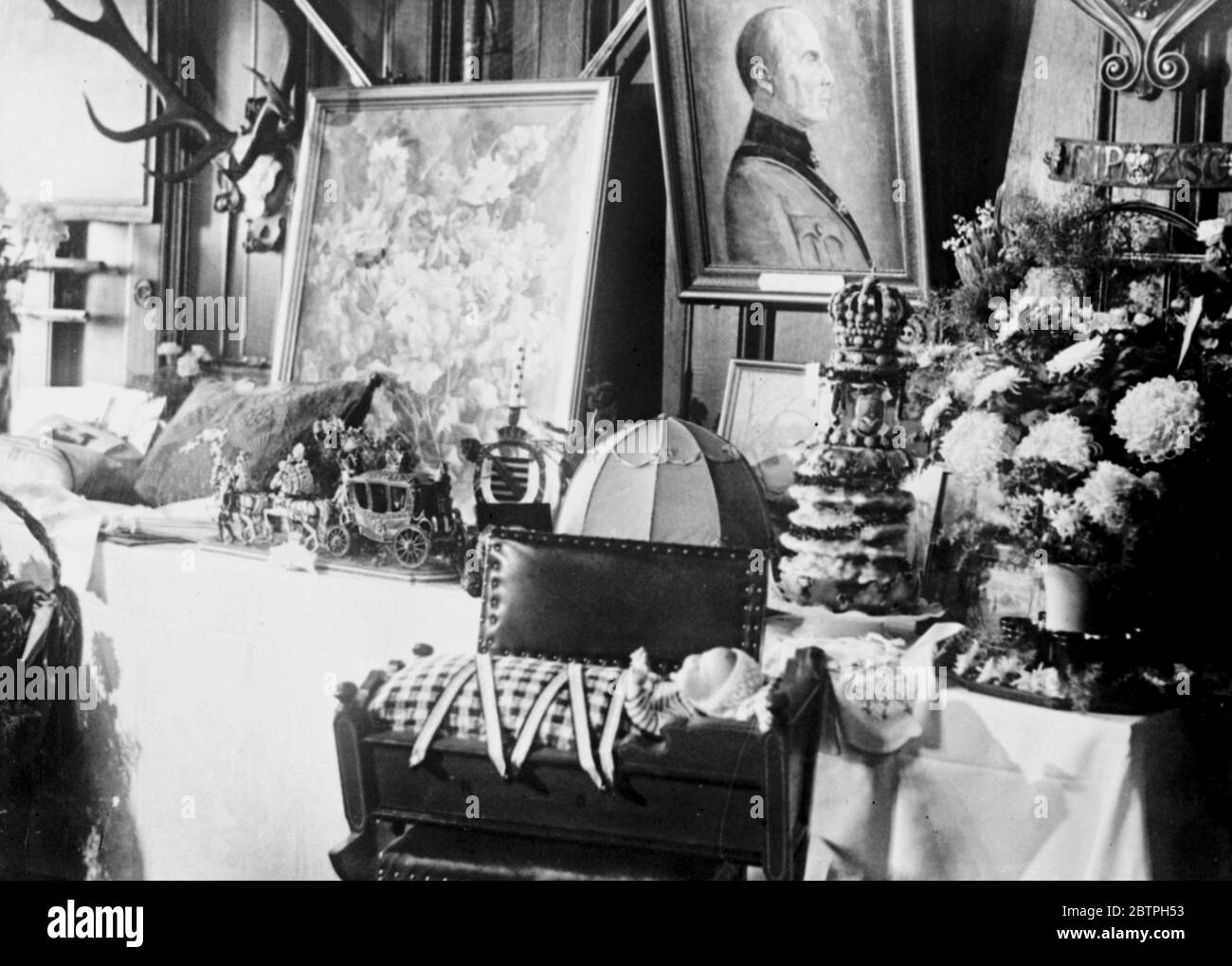 Königliche Hochzeit in Coburg . Die Hochzeit von Prinz Gustavus Adolphus, Sohn des Kronprinzen von Schweden und Prinzessin Sybelle von Sax Coburg und Gotha fand im herzoglichen Palast der Brauteltern in Coburg, Deutschland, statt. 20. Oktober 1932 Stockfoto