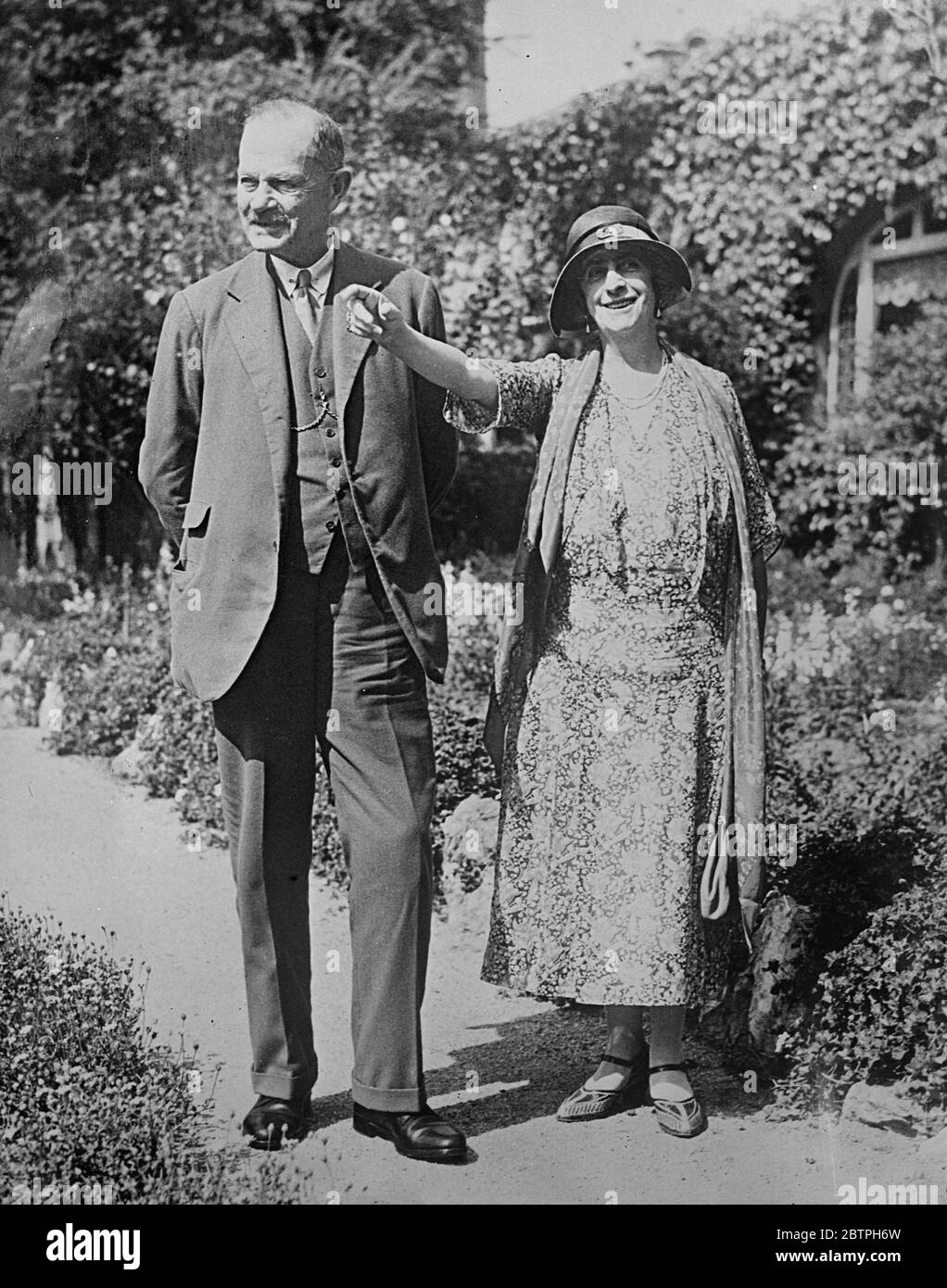Viscount Byng in Kalifornien. Viscount und Viscount Byng, die auf einer Gesundheitskreuzfahrt auf West Indies waren, bereisen jetzt Kalifornien. Viscount und Viscountess Byng, fotografiert in Pasadena, Kalifornien. 29 März 1932 Stockfoto