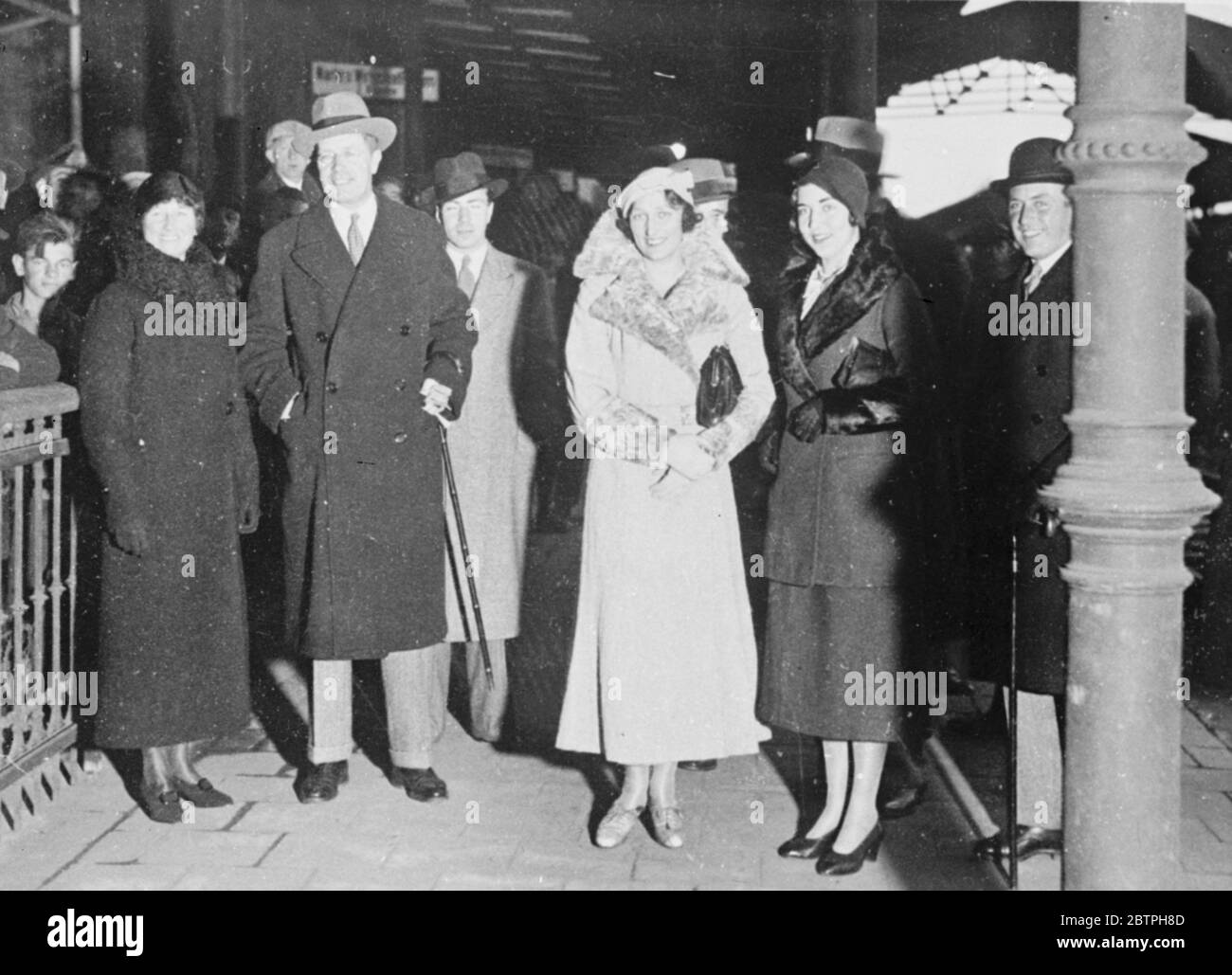 Königliche Hochzeit in Coburg . Die Hochzeit von Prinz Gustavus Adolphus, Sohn des Kronprinzen von Schweden und Prinzessin Sybelle von Sax Coburg und Gotha fand im herzoglichen Palast der Brauteltern in Coburg, Deutschland, statt. 20. Oktober 1932 Stockfoto