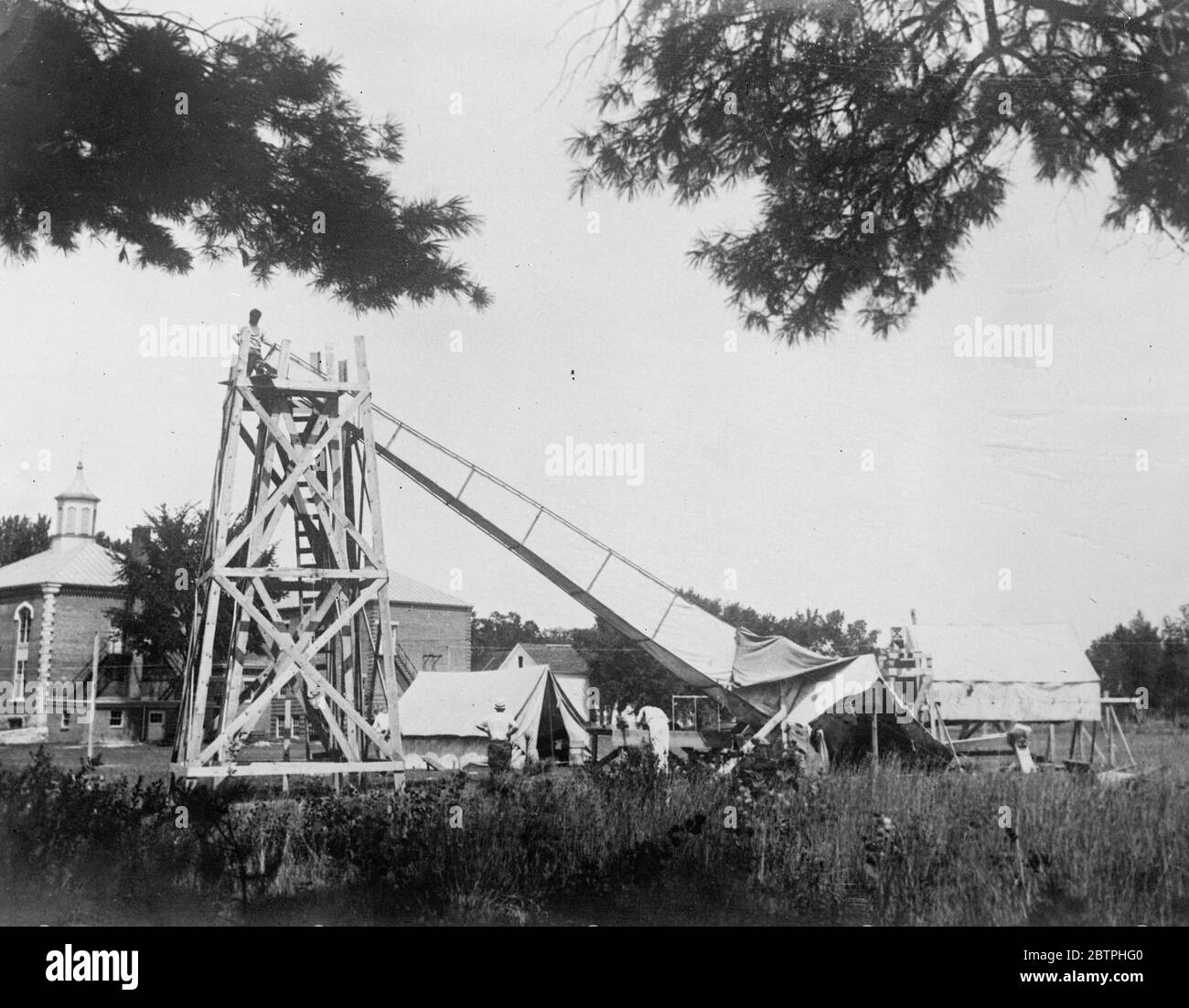 Vorbereitung für große Finsternis . Große Vorbereitungen wurden in Nordamerika für die Sonnenfinsternis nächste Woche gemacht. Britische Wissenschaftler sind nach Nordamerika mit anderen europäischen Wissenschaftlern für die Beobachtung der Phänomene gegangen. Die 40 Fuß Kamera wird in Fryeburg, Maine an der kanadischen Grenze der USA, wo britische und amerikanische Astronomen werden die Sonnenfinsternis fotografieren errichtet. Bis 25. August 1932 Stockfoto