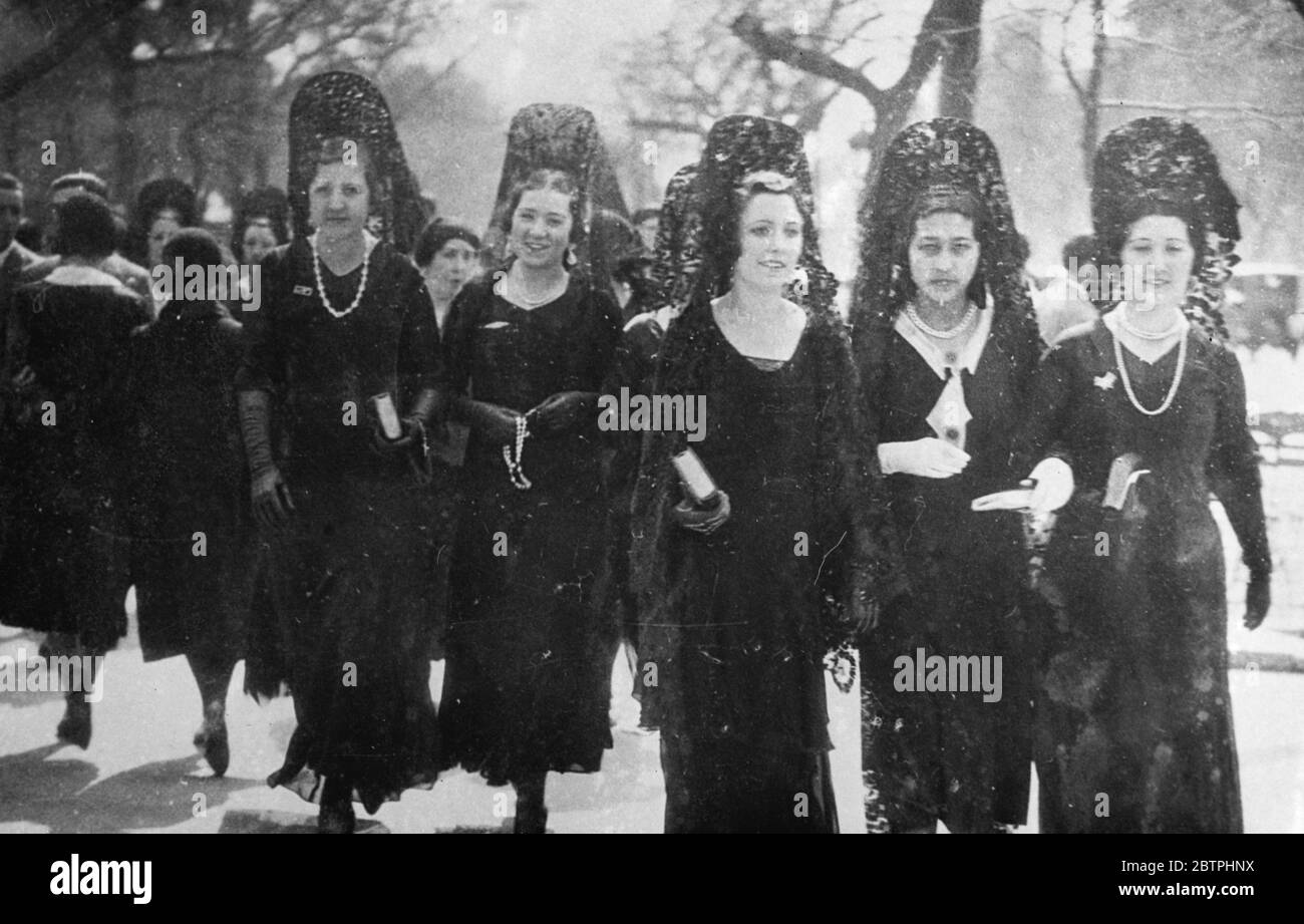 Osterwoche in Madrid . Die Osterwoche, trotz der constitutio-Veränderungen, wurde in Madrid mit der üblichen Parade der spanischen Damen in ihren klassischen Mantillas gefeiert, der einzige Unterschied ist das Fehlen von Prozessionen aufgrund des Verbots auf keine Massenmanifestationen von der republikanischen Regierung gesetzt. Spanische Damen in ihren schönen Spitzen-Mantillas gehen in der PASEC de la Castellana in Madrid. 29 März 1932 Stockfoto